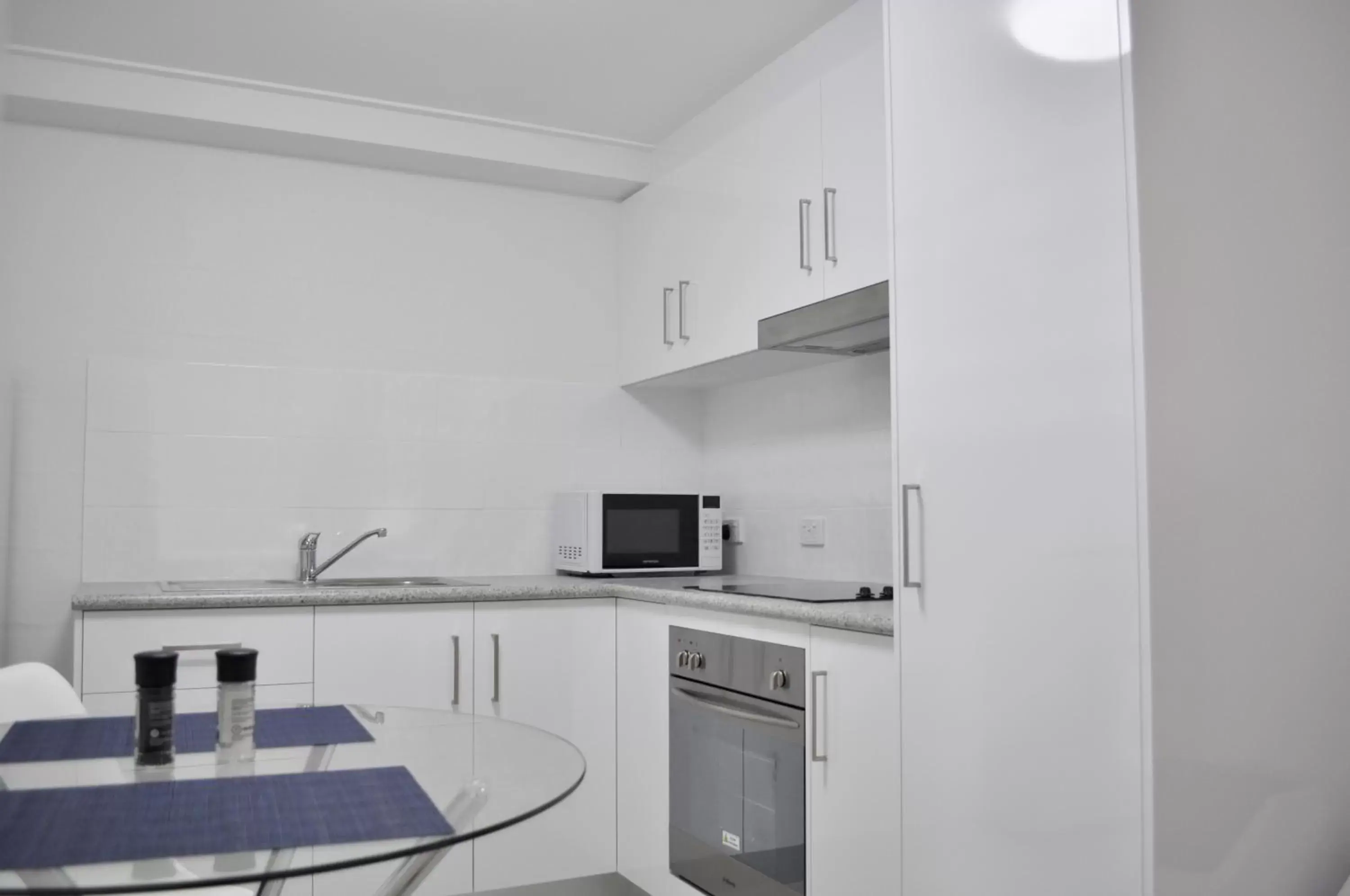 Kitchen or kitchenette, Kitchen/Kitchenette in Alexandra Park Motor Inn