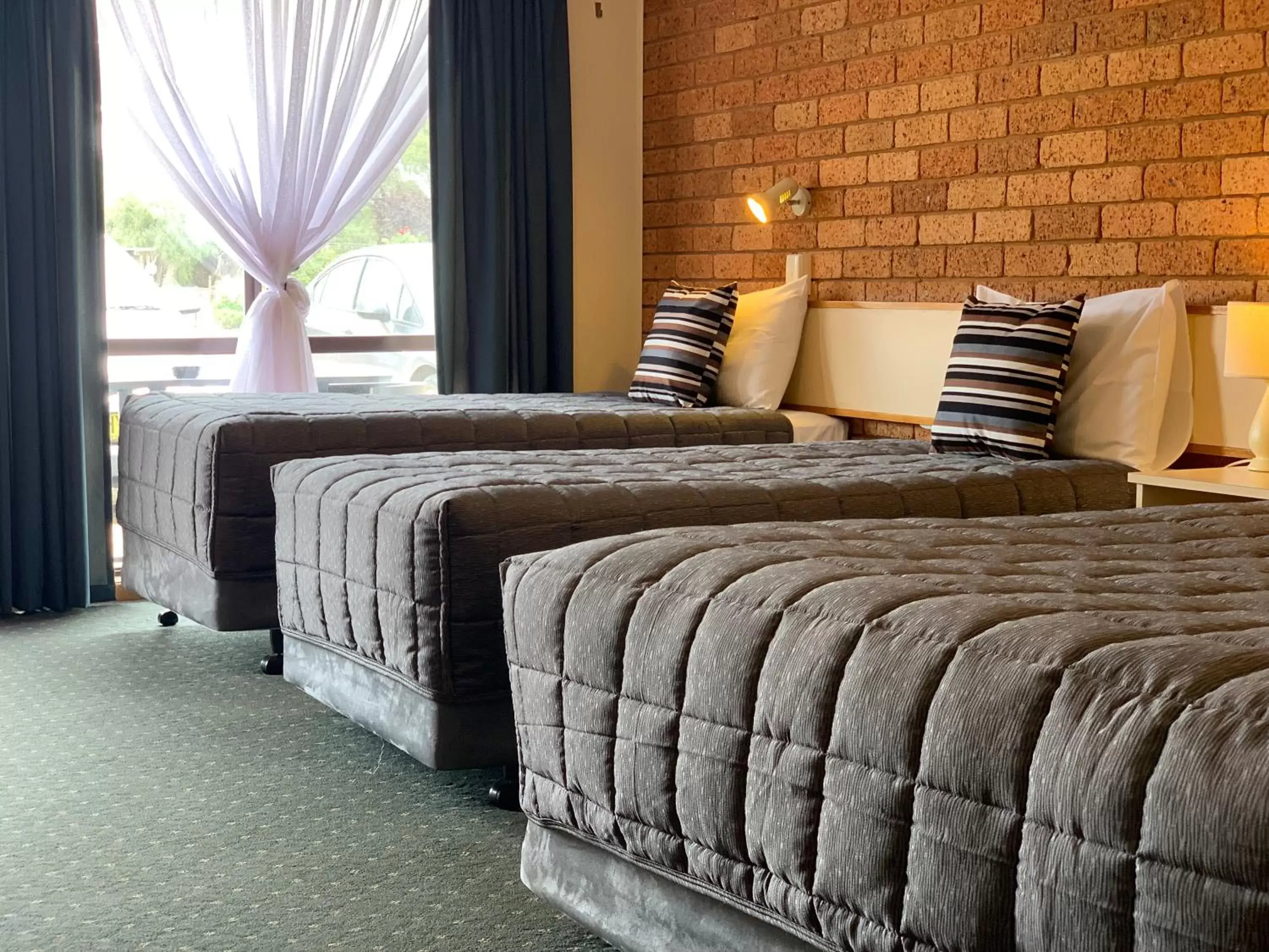 Bed in Newell Motor Inn Narrandera