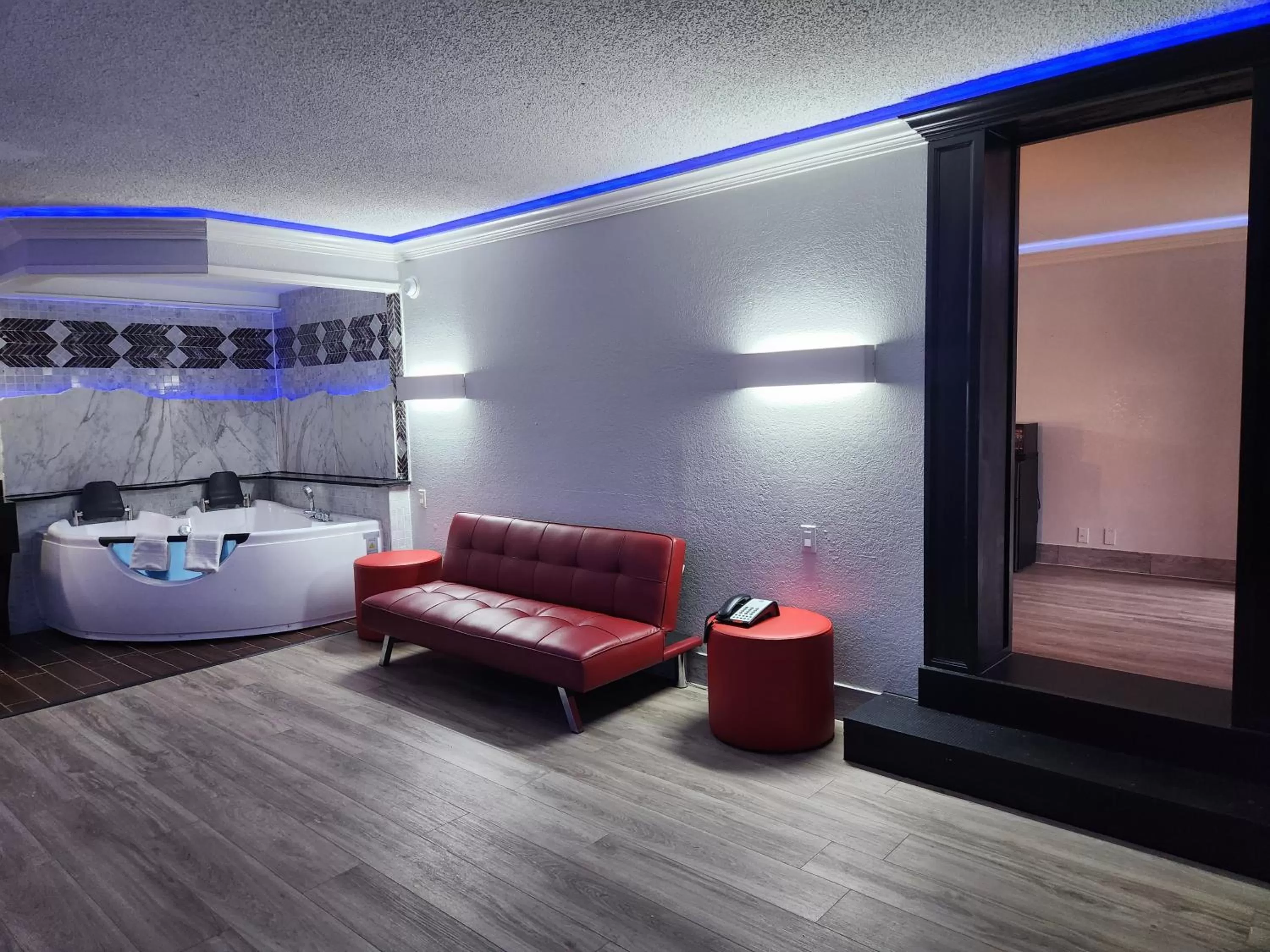 Hot Tub, Bed in Motel 6 North Little Rock, AR-JFK Blvd