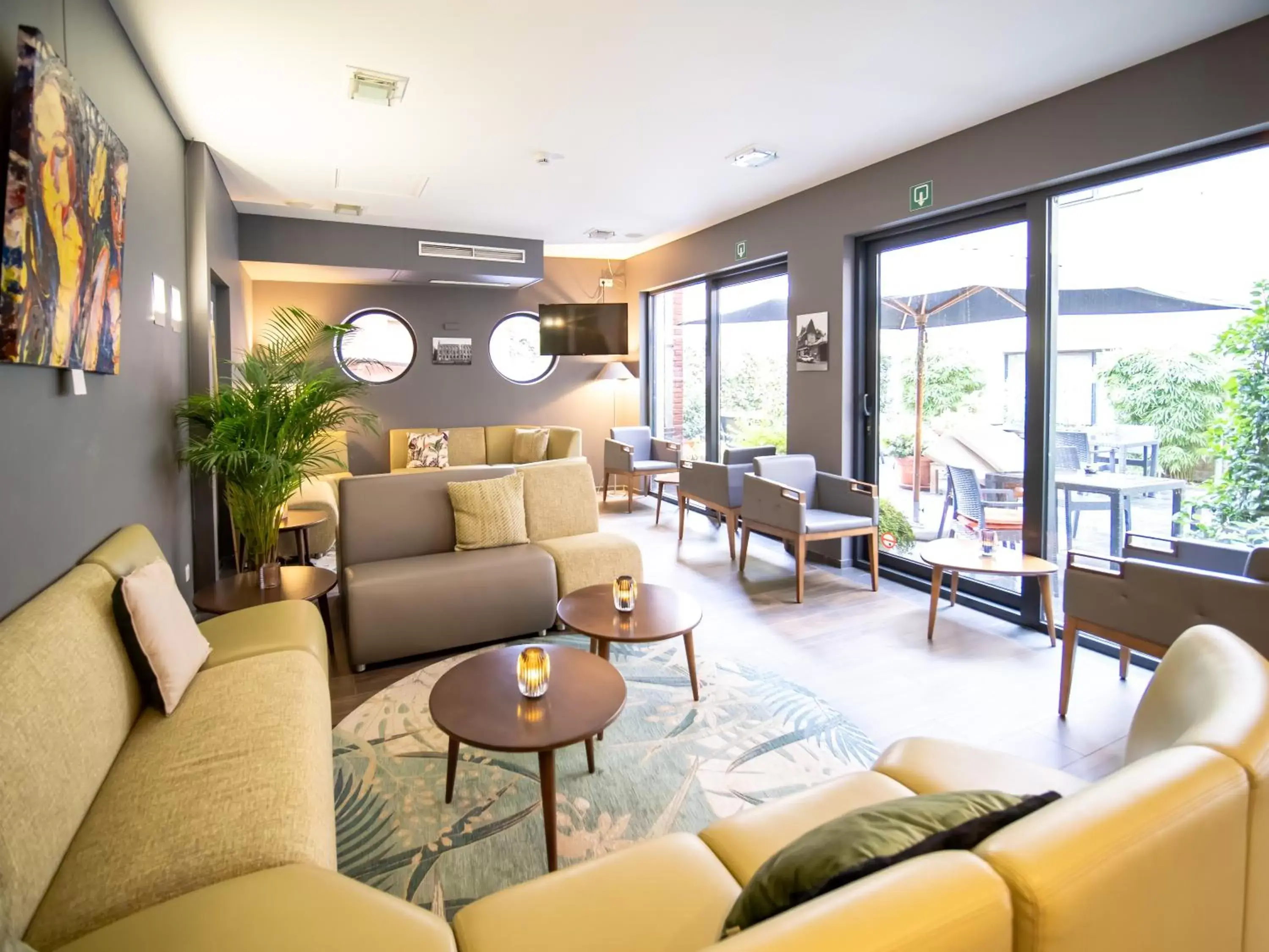Communal lounge/ TV room, Lobby/Reception in Ghent River Hotel