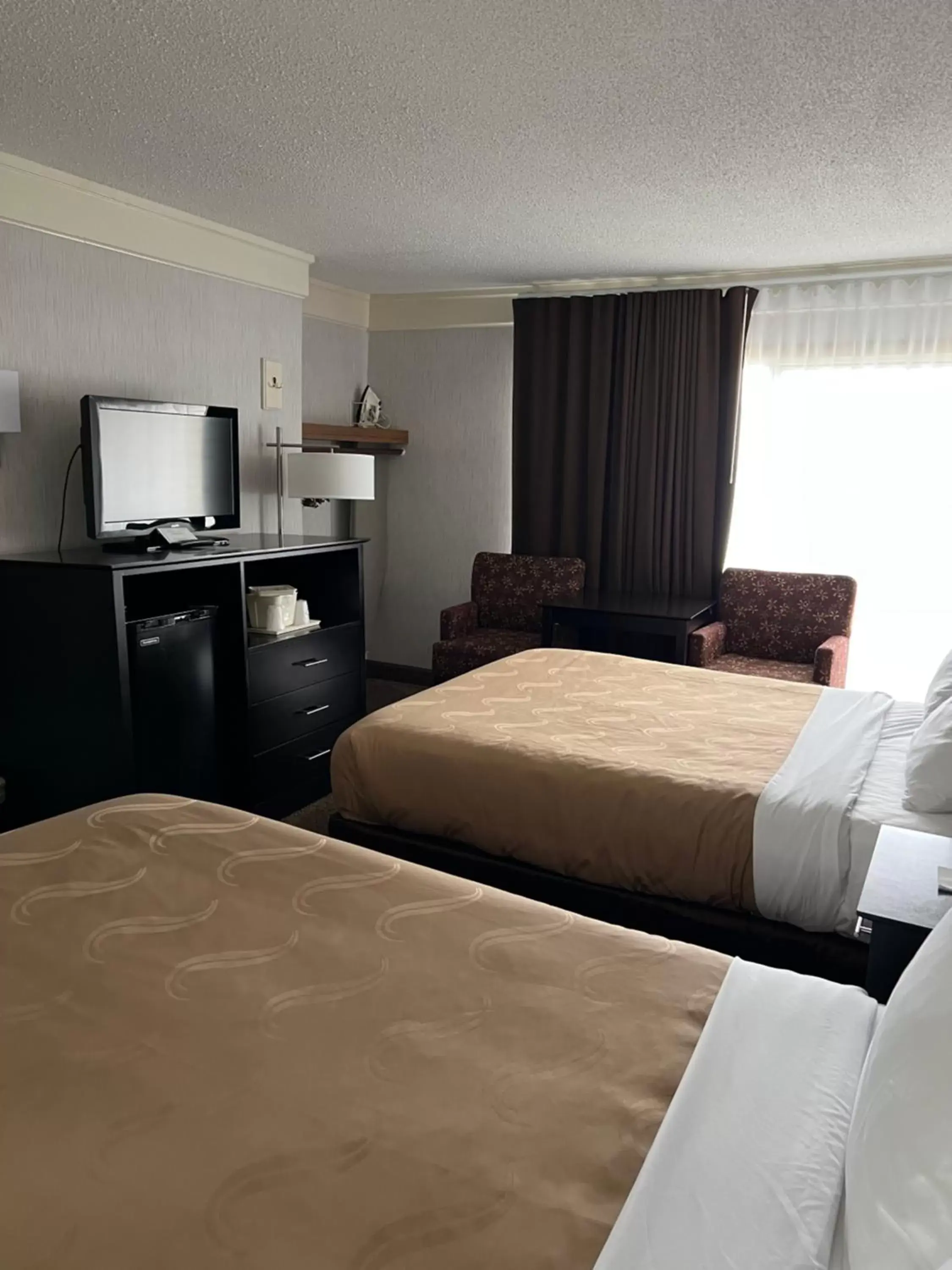 Bed in Quality Inn Lakefront Saint Ignace