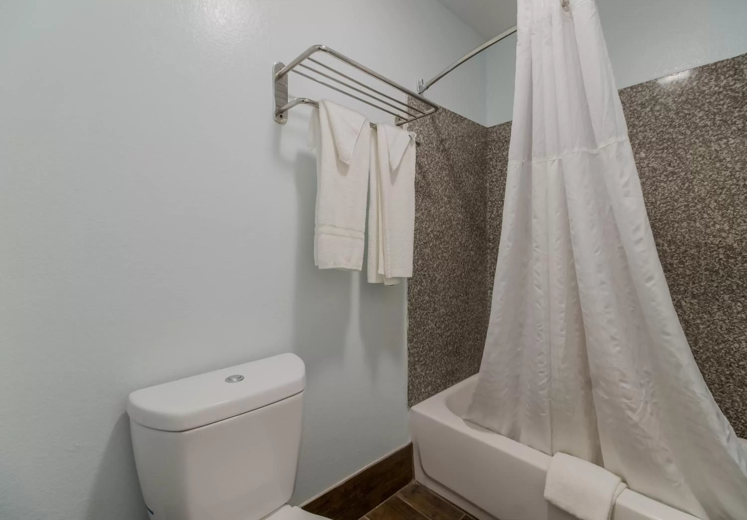 Bathroom in Econo Lodge Inn & Suites Fulton - Rockport