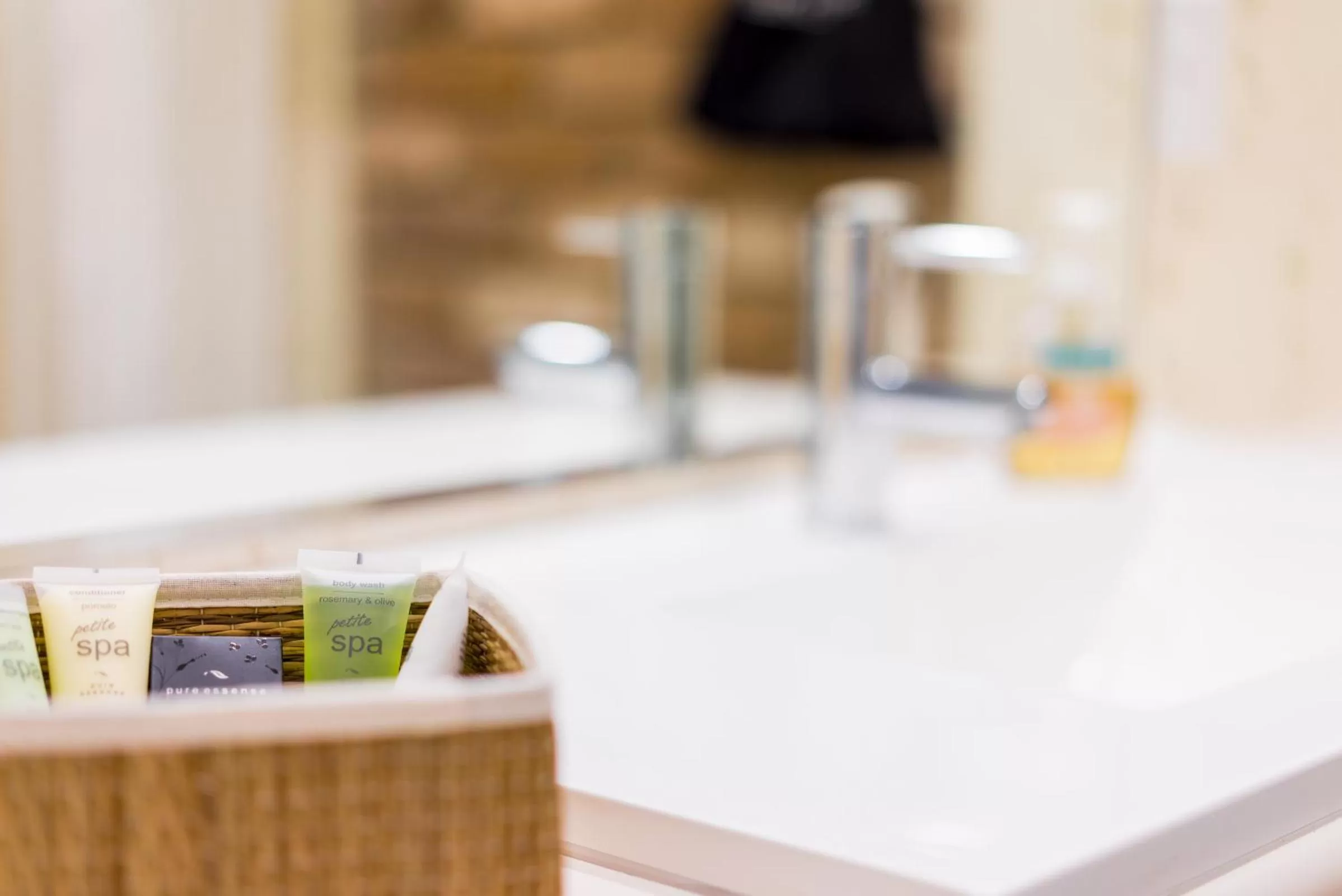 Bathroom in Farnham Court Motel and Restaurant