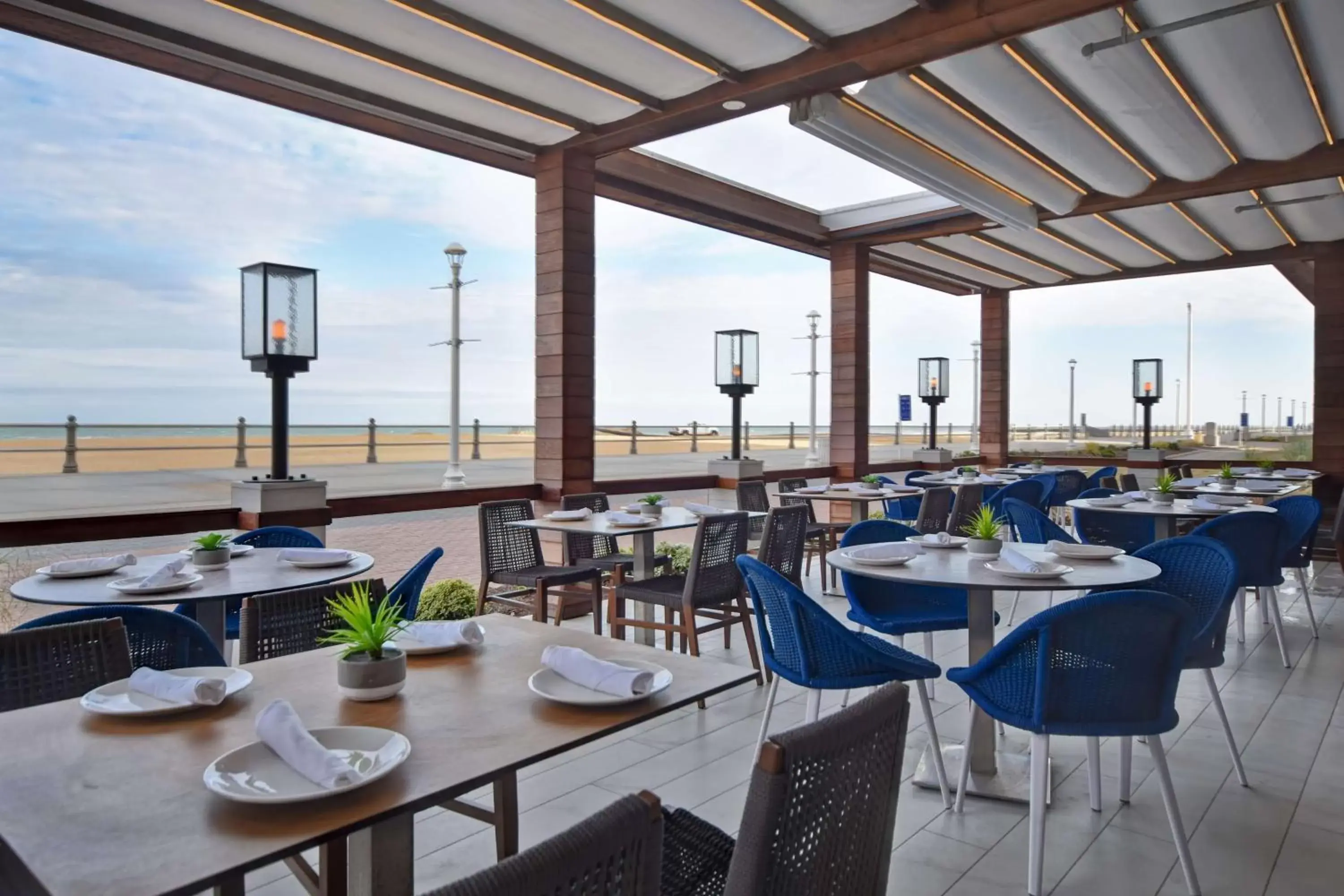 Dining area, Restaurant/Places to Eat in DoubleTree by Hilton Oceanfront Virginia Beach