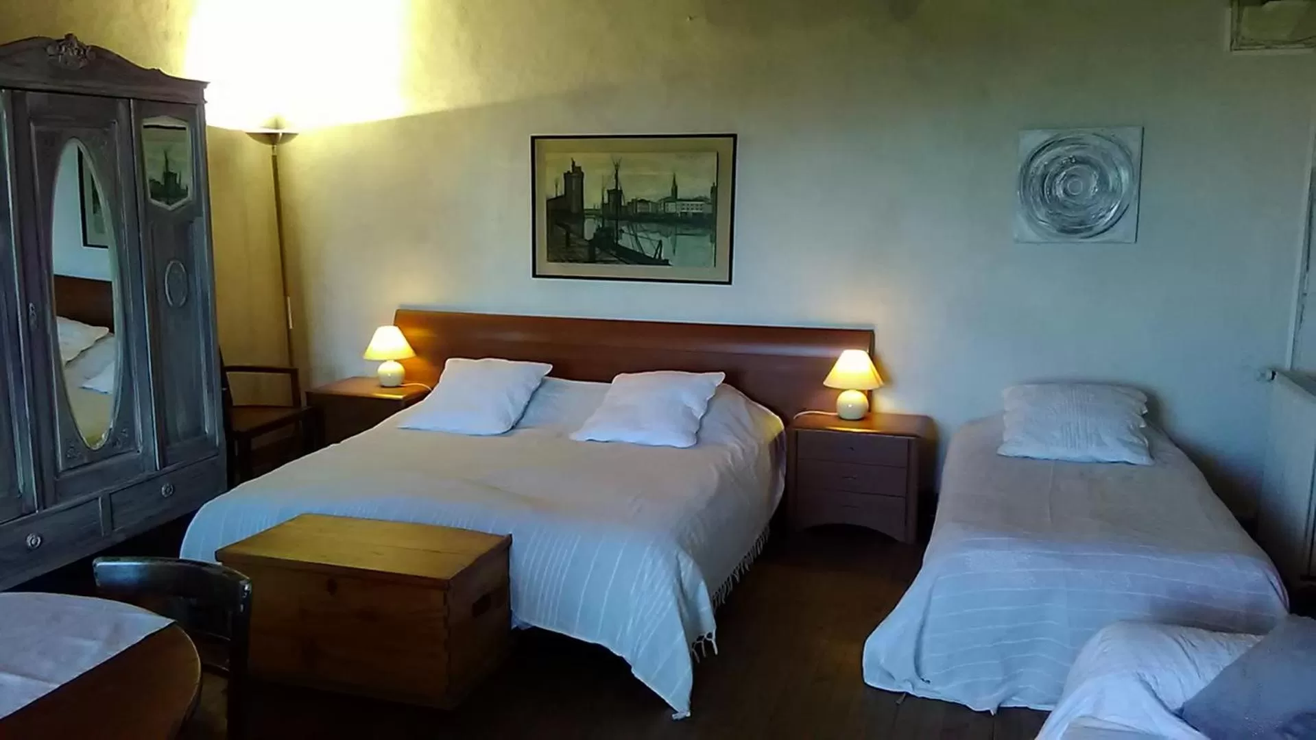 Bed in Manoir Le Cristal - Futuroscope a petit prix , grandes chambres familiales 5-6 personnes ,