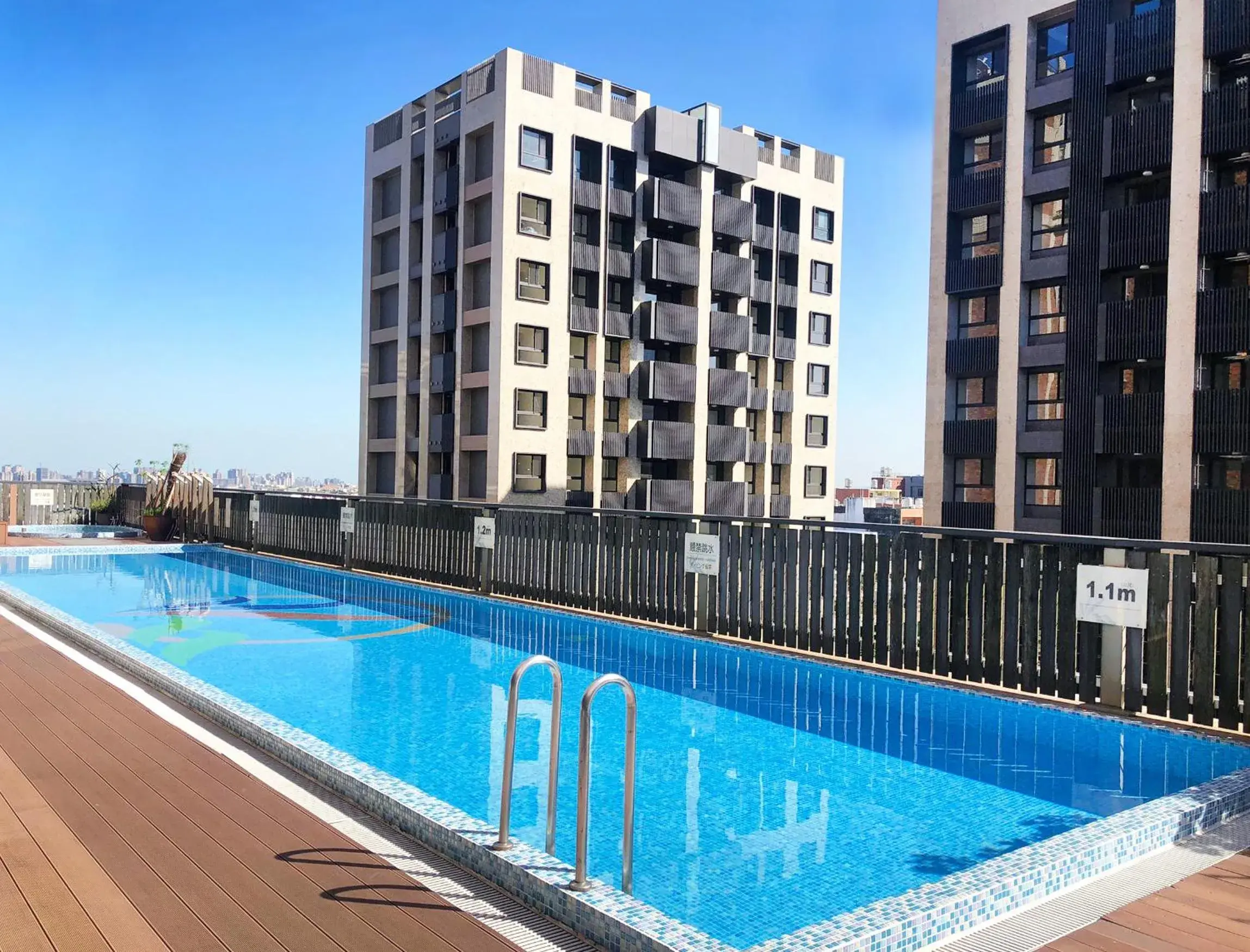 Swimming Pool in Hotel Kuva Chateau