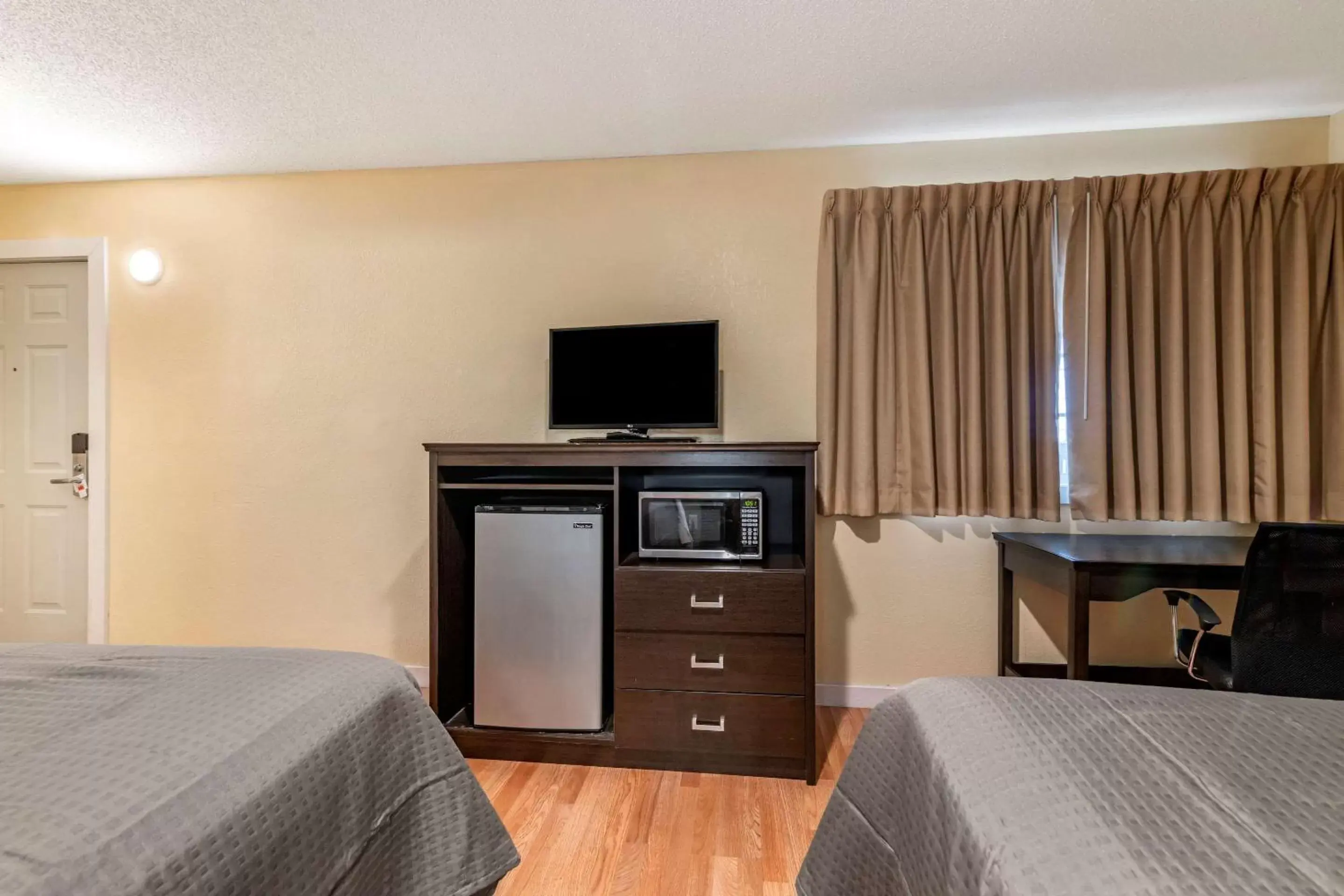 Photo of the whole room, TV/Entertainment Center in Rodeway Inn Lake George Outlets