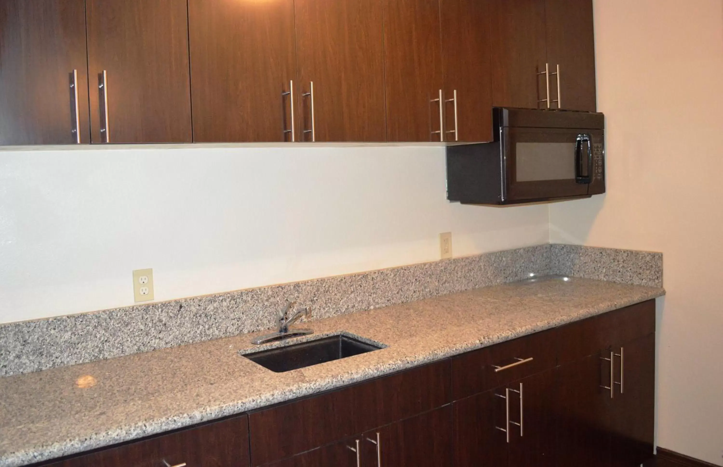 Photo of the whole room, Kitchen/Kitchenette in Red Roof Inn & Suites Sacramento North