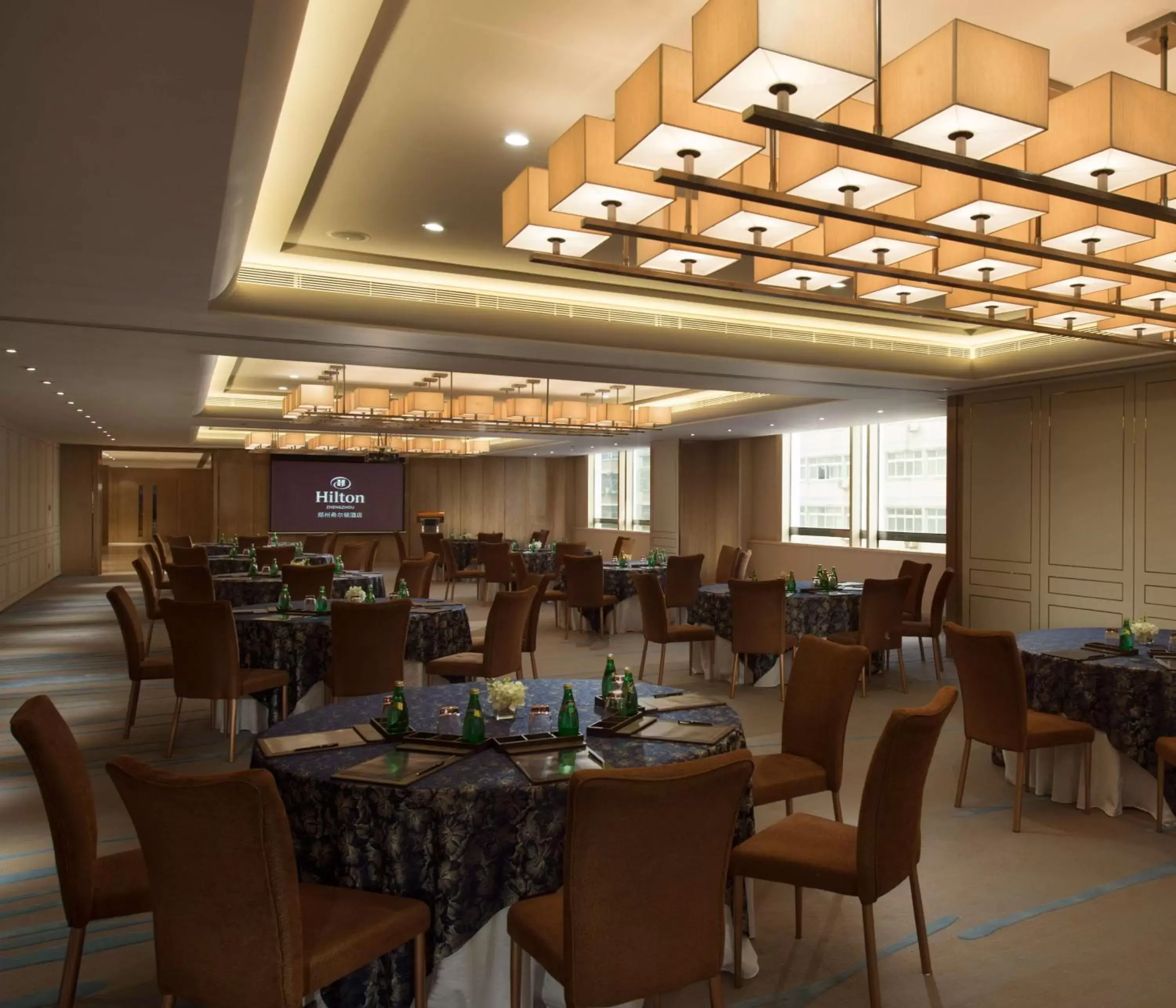 Meeting/conference room, Restaurant/Places to Eat in Hilton Zhengzhou