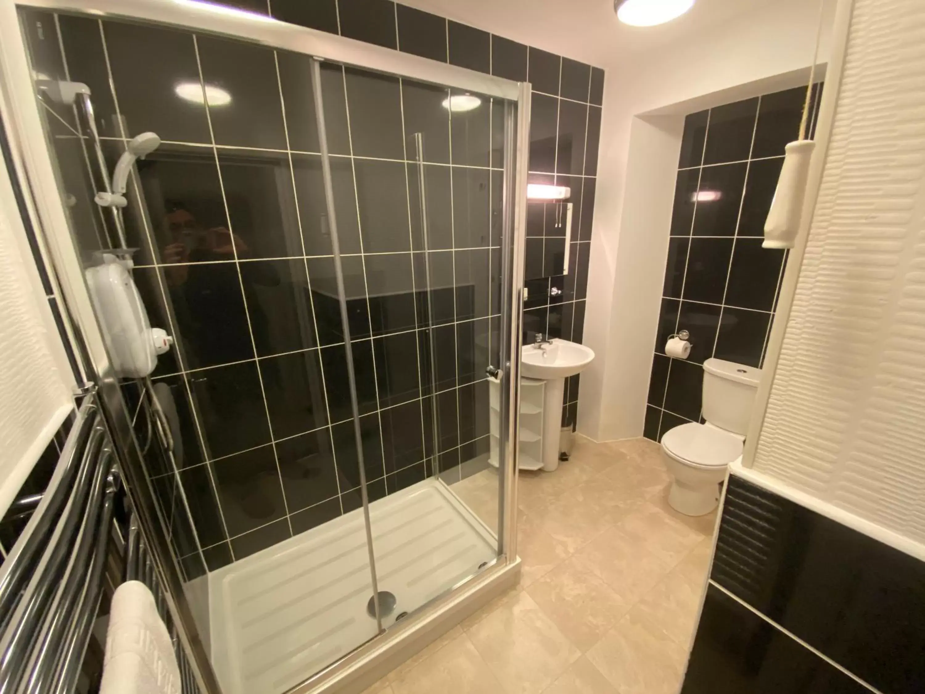 Bedroom, Bathroom in Abingdon House