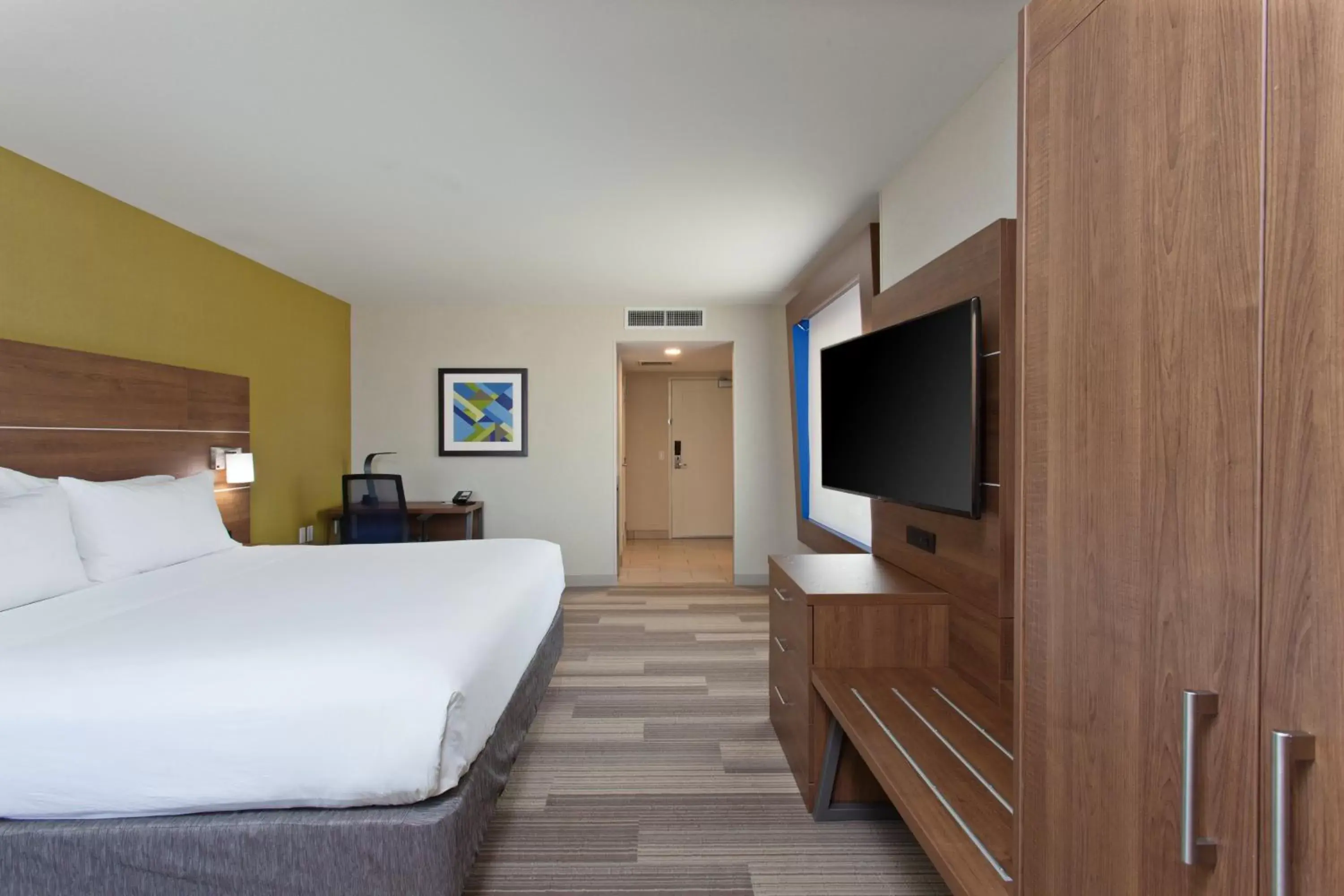 Photo of the whole room, Bed in Holiday Inn Express Hotel & Suites Pasadena-Colorado Boulevard, an IHG Hotel