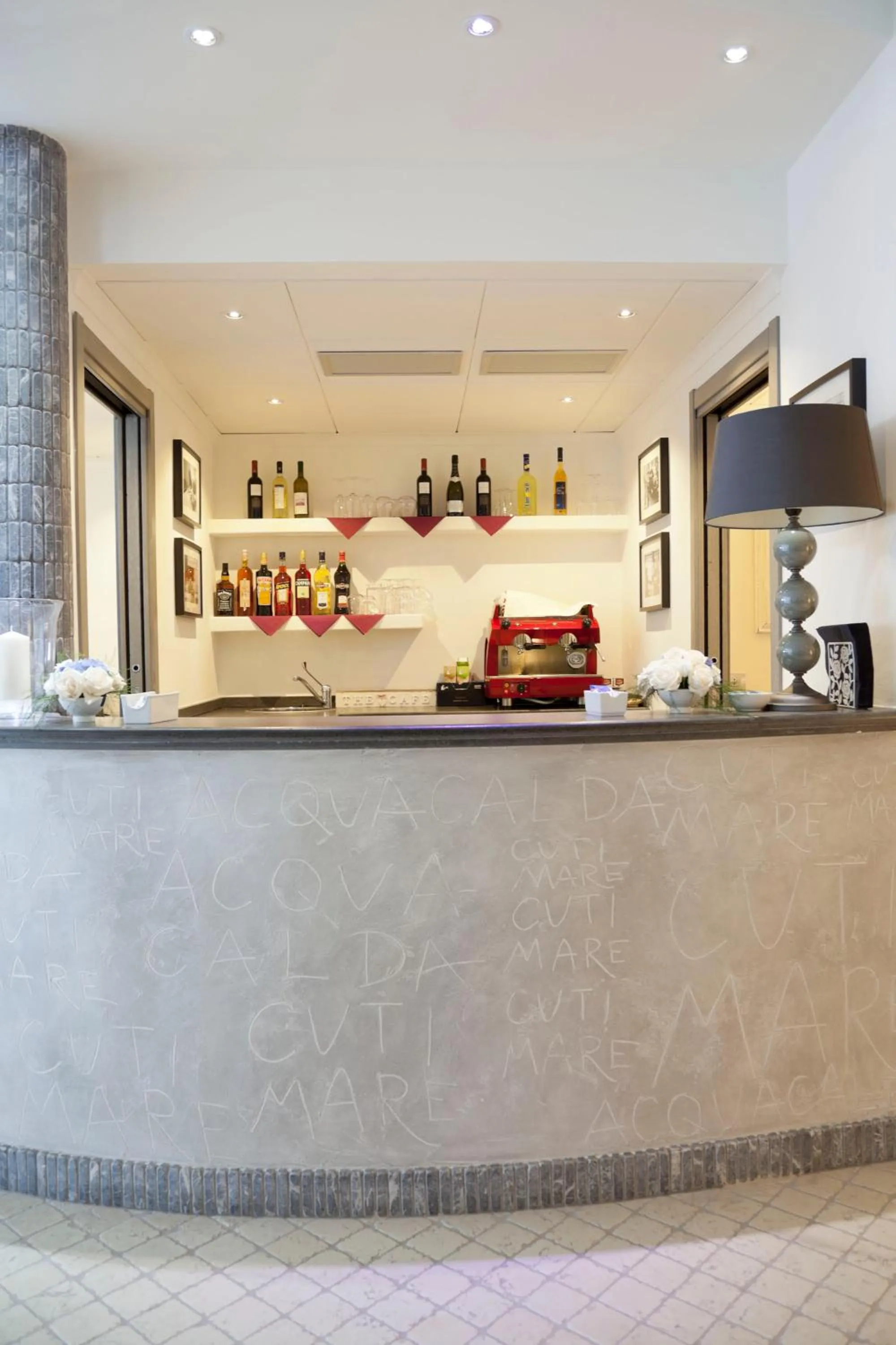 Lounge or bar in Hotel Cutimare - Aeolian Charme
