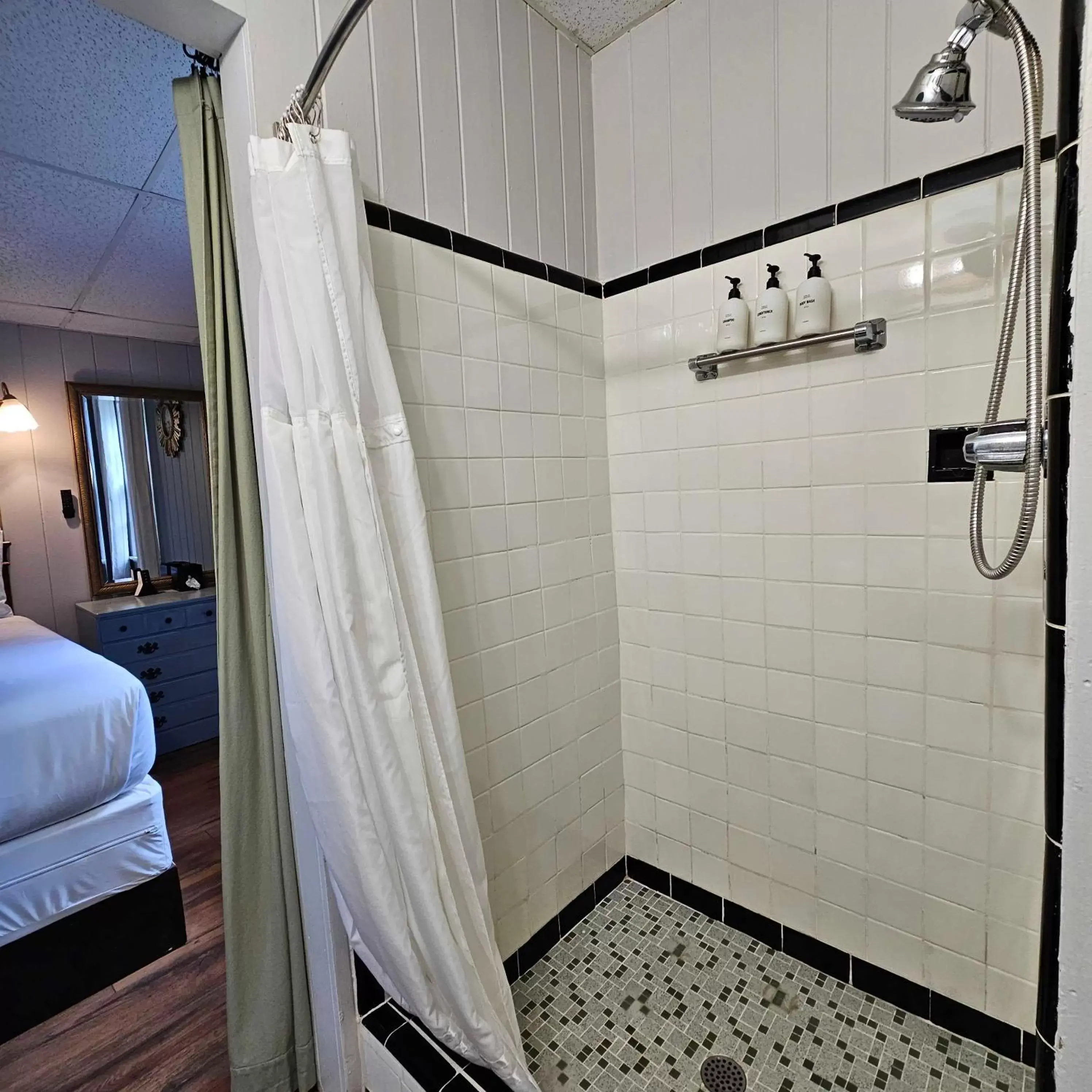 Shower, Bathroom in CedarWood Inn