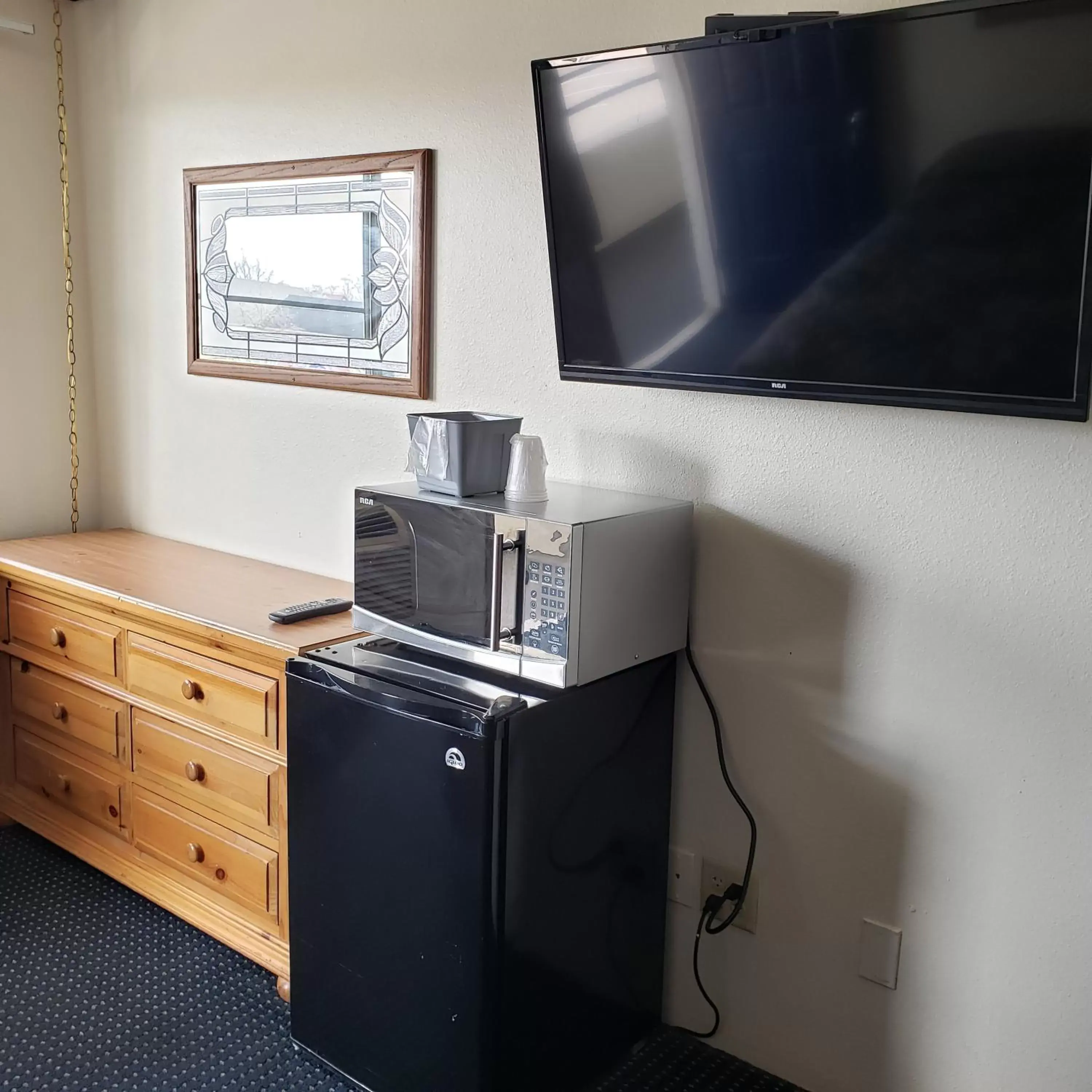 minibar, TV/Entertainment Center in Fields Park Motel