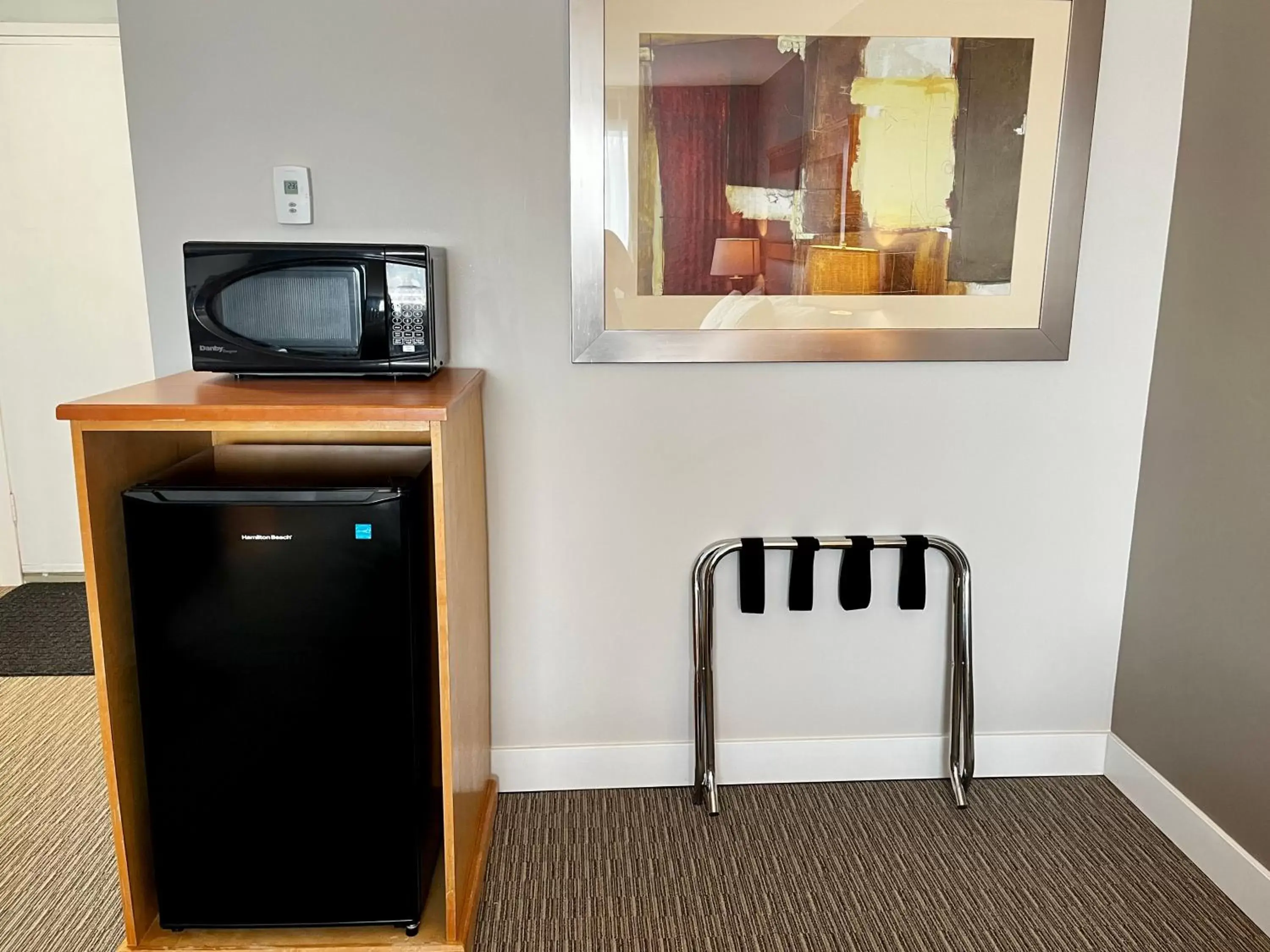 minibar, Kitchen/Kitchenette in Anavada Inn & Suites - Prince George