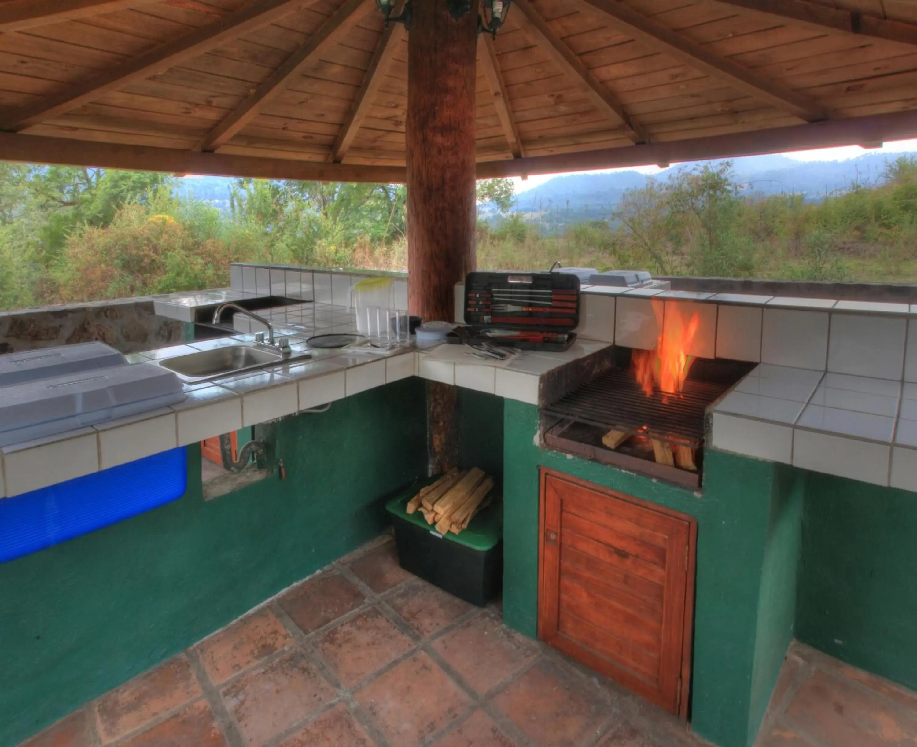 BBQ facilities, Kitchen/Kitchenette in Cabañas El Estribo Hotel