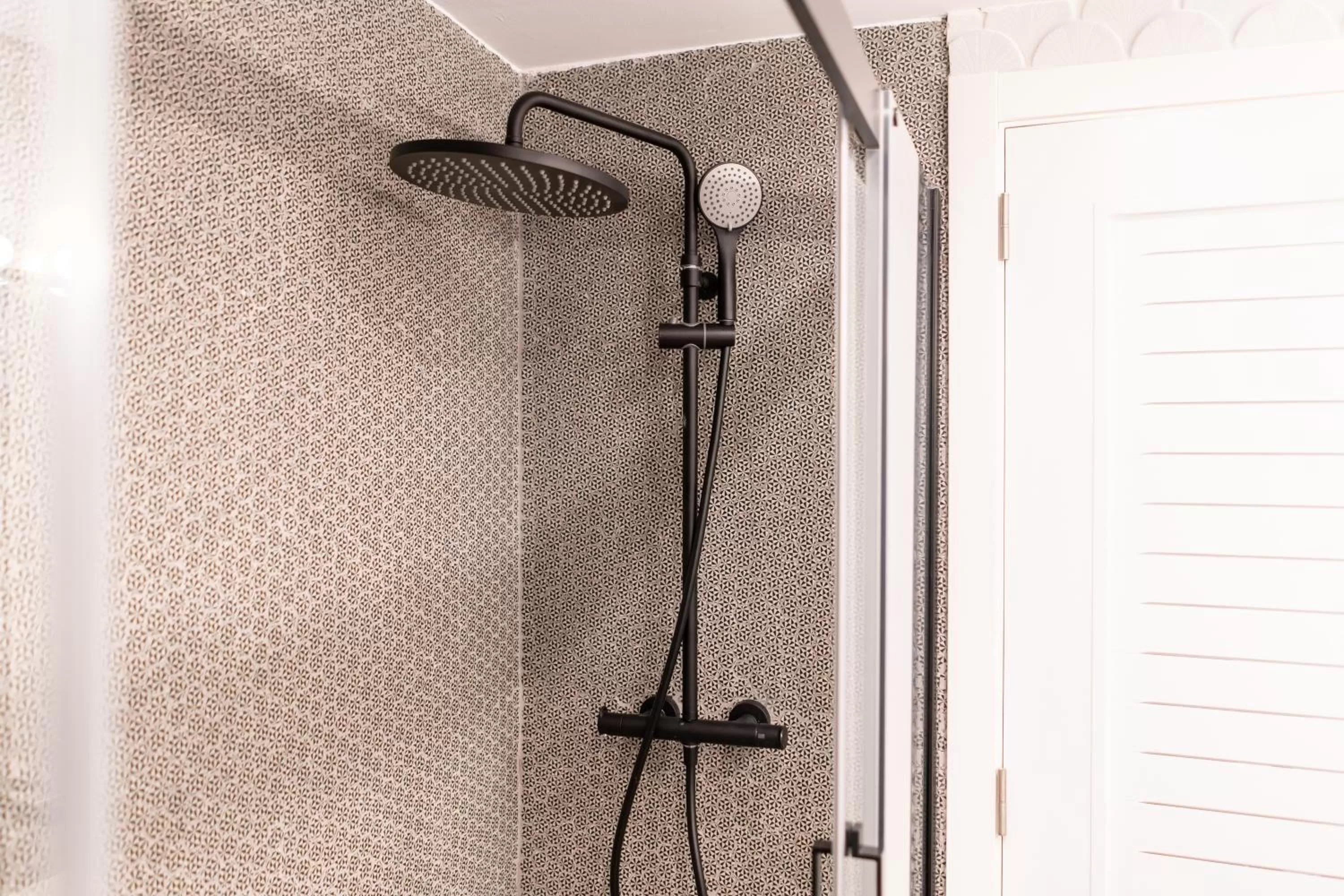 Shower in Duna Hotel Boutique