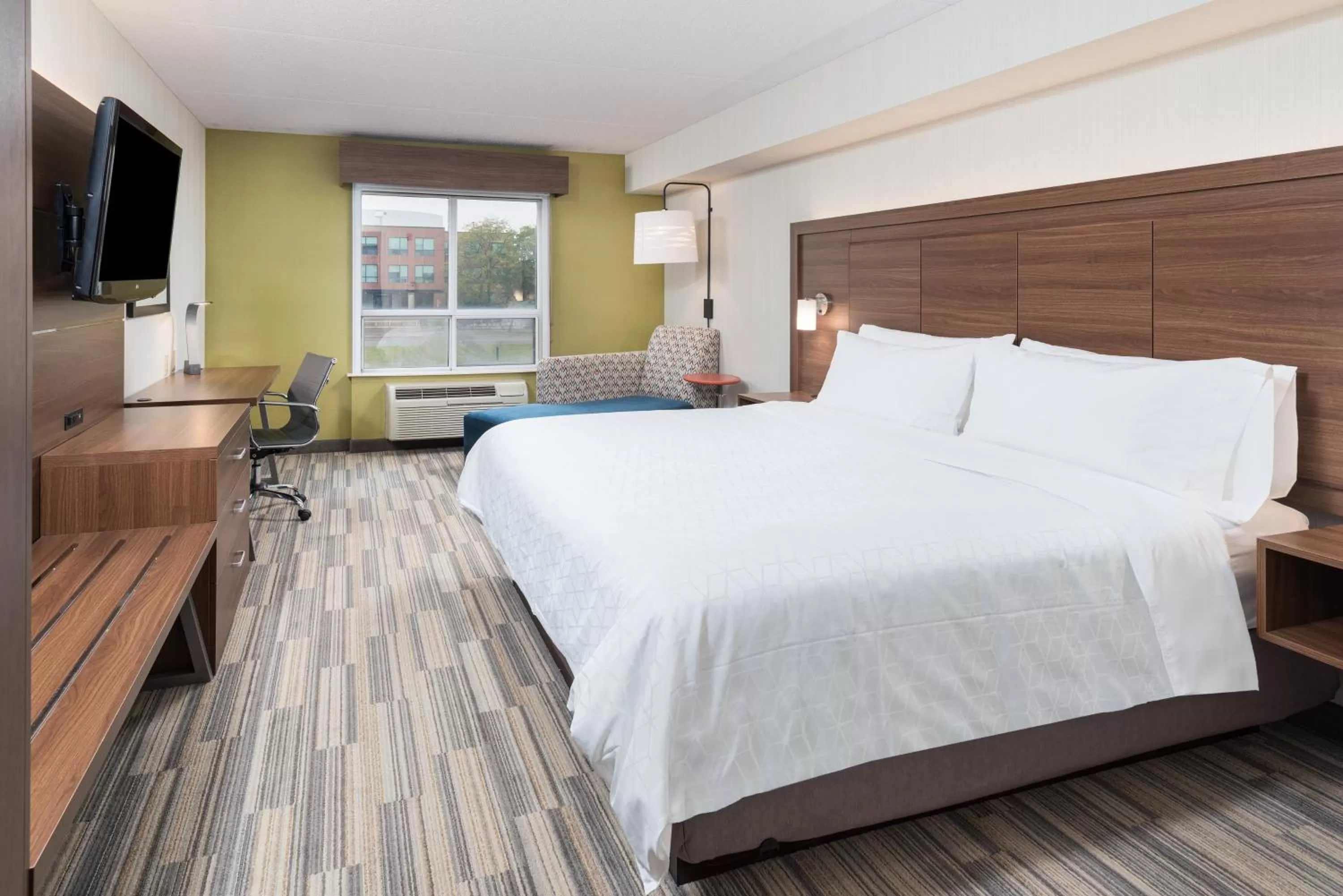 Photo of the whole room, Bed in Holiday Inn Express Hotel & Suites Milton by IHG