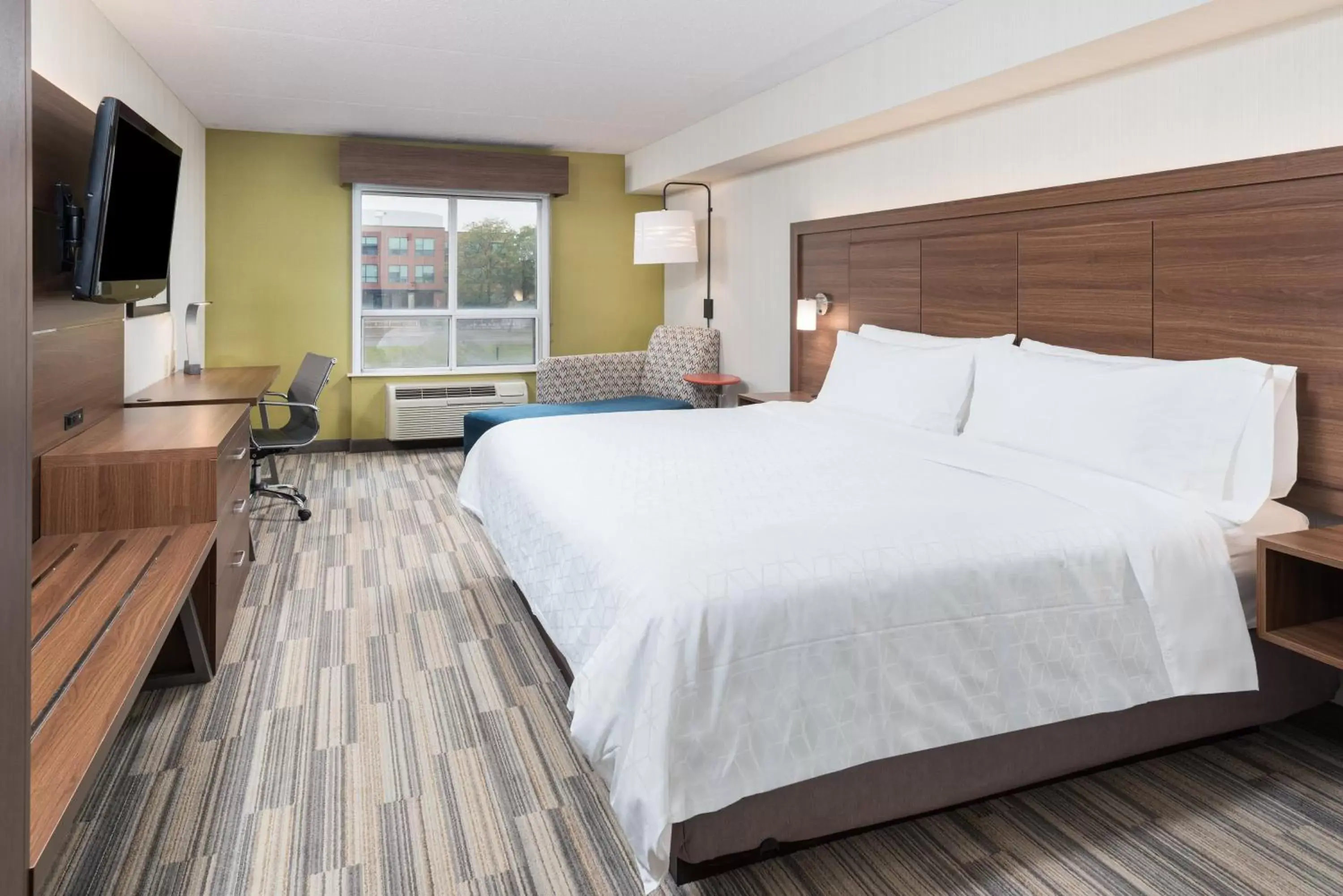 Photo of the whole room, Bed in Holiday Inn Express Hotel & Suites Milton, an IHG Hotel