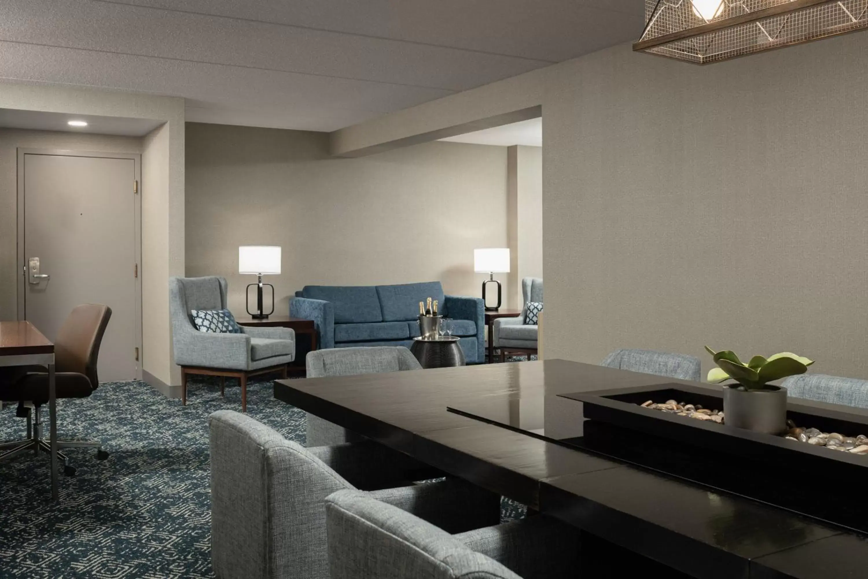 Photo of the whole room, Seating Area in Four Points by Sheraton Milwaukee North Shore