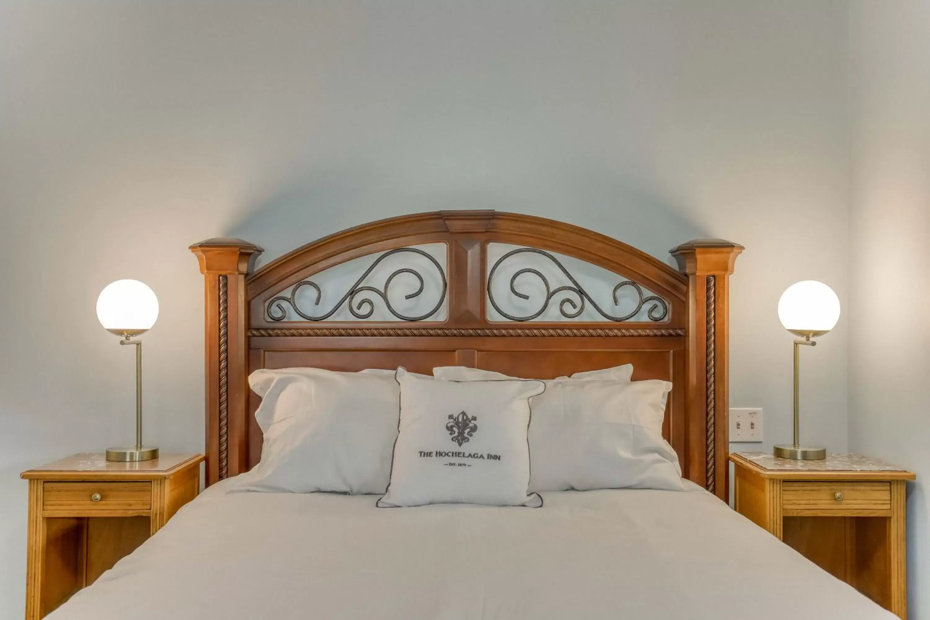 Bed in Hochelaga Inn