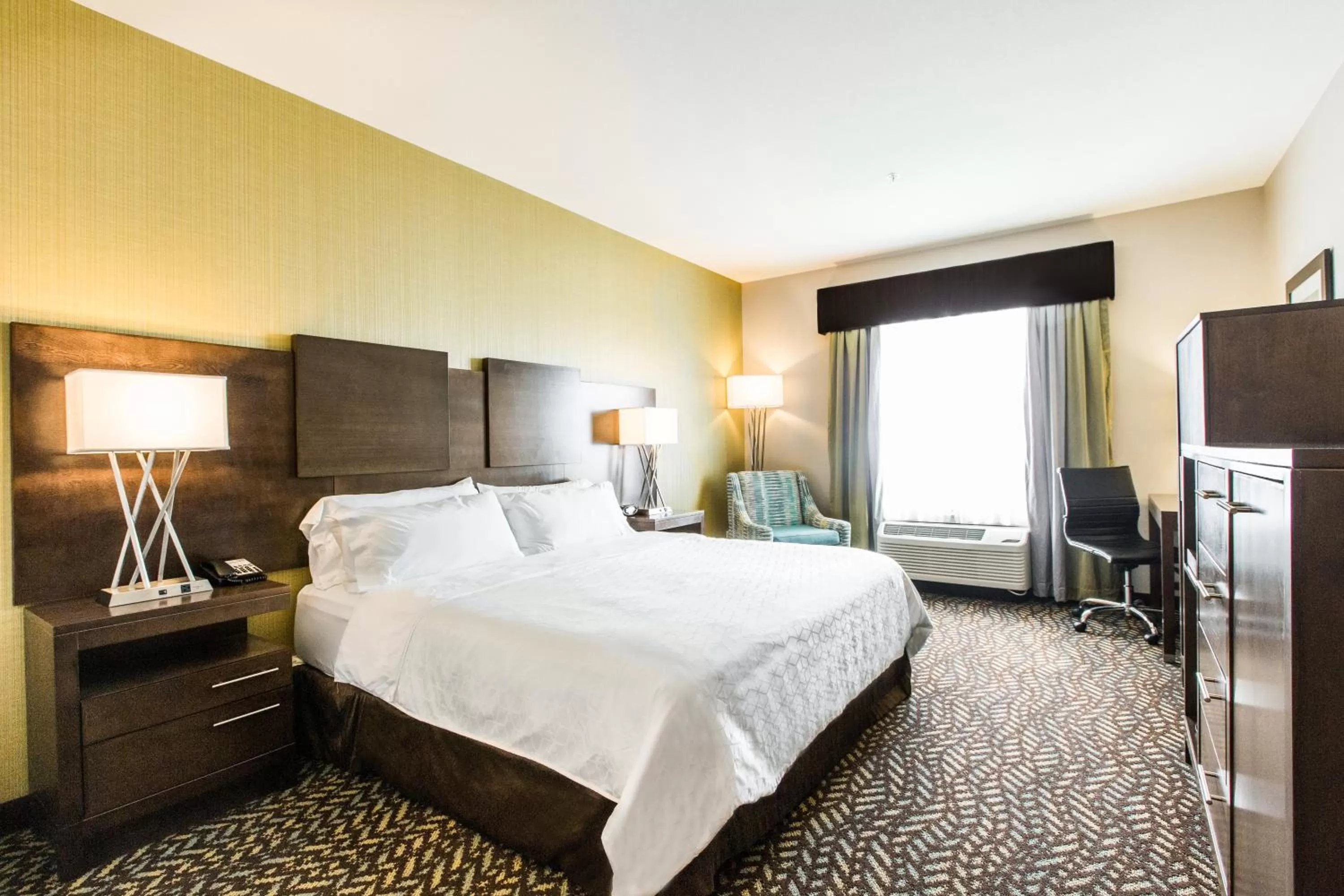 Photo of the whole room, Bed in Holiday Inn Express & Suites Spruce Grove - Stony Plain by IHG