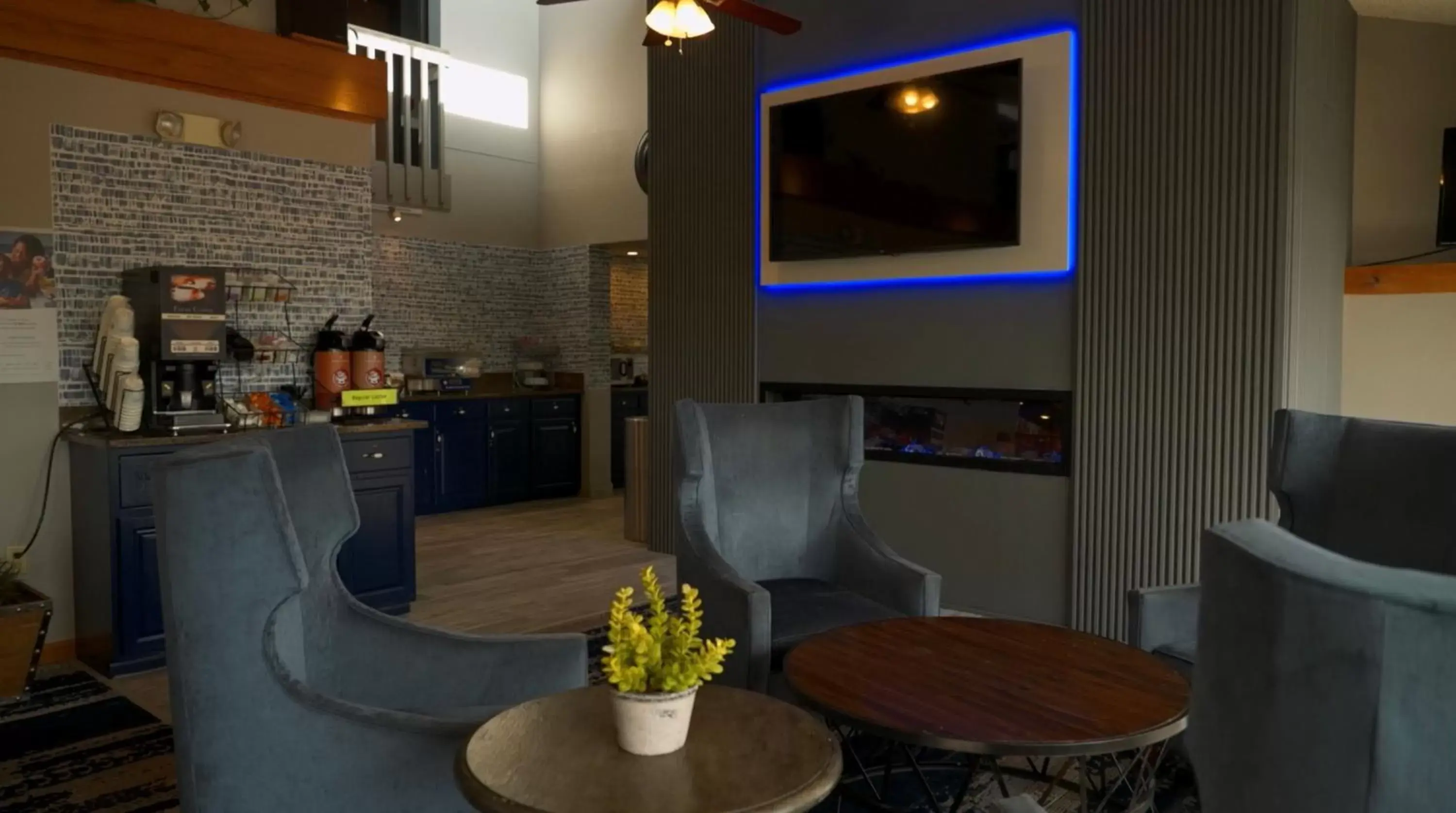 Lobby or reception, Lounge/Bar in AmericInn by Wyndham Chippewa Falls