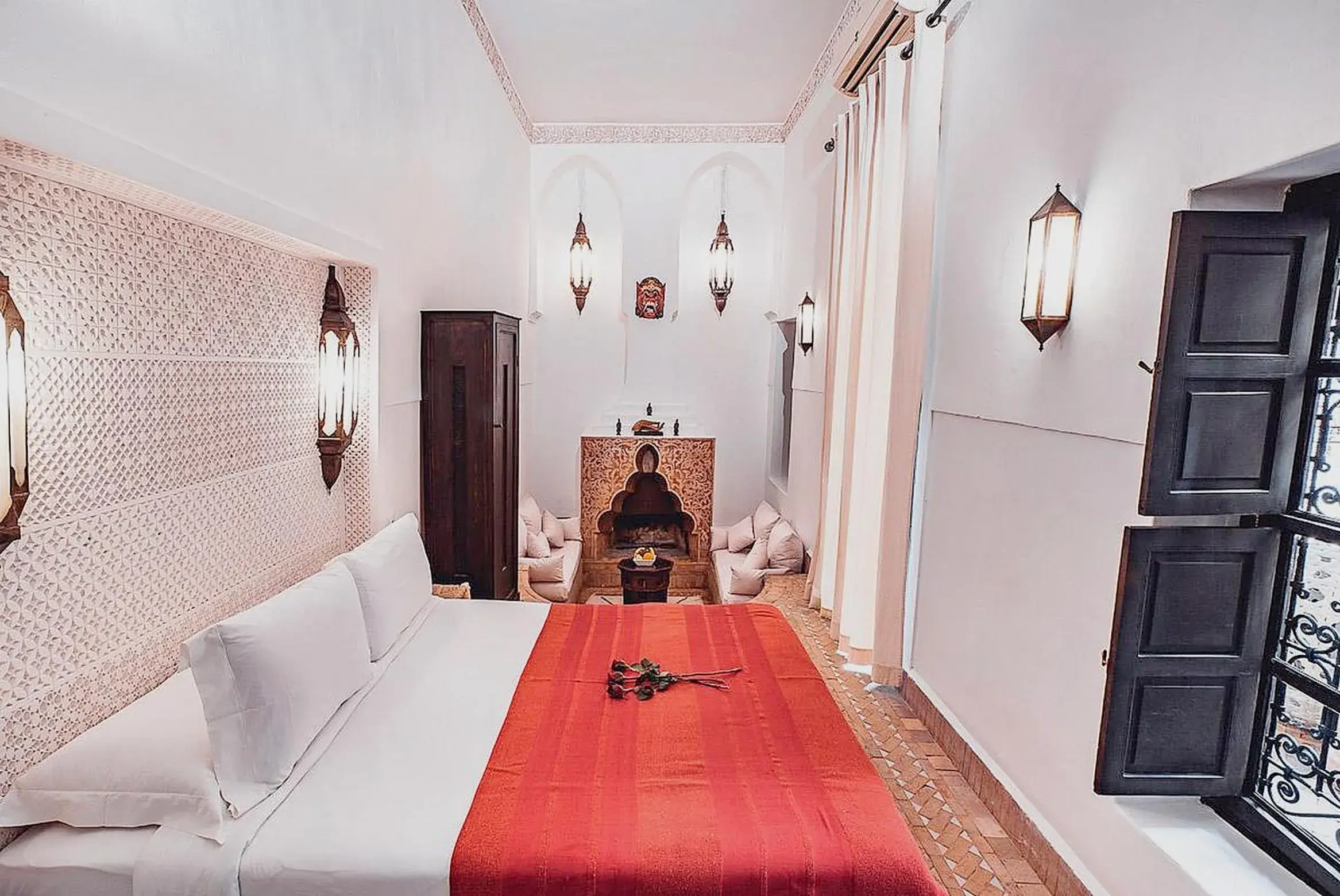 Bed, Dining Area in Riad Ambre et Epices
