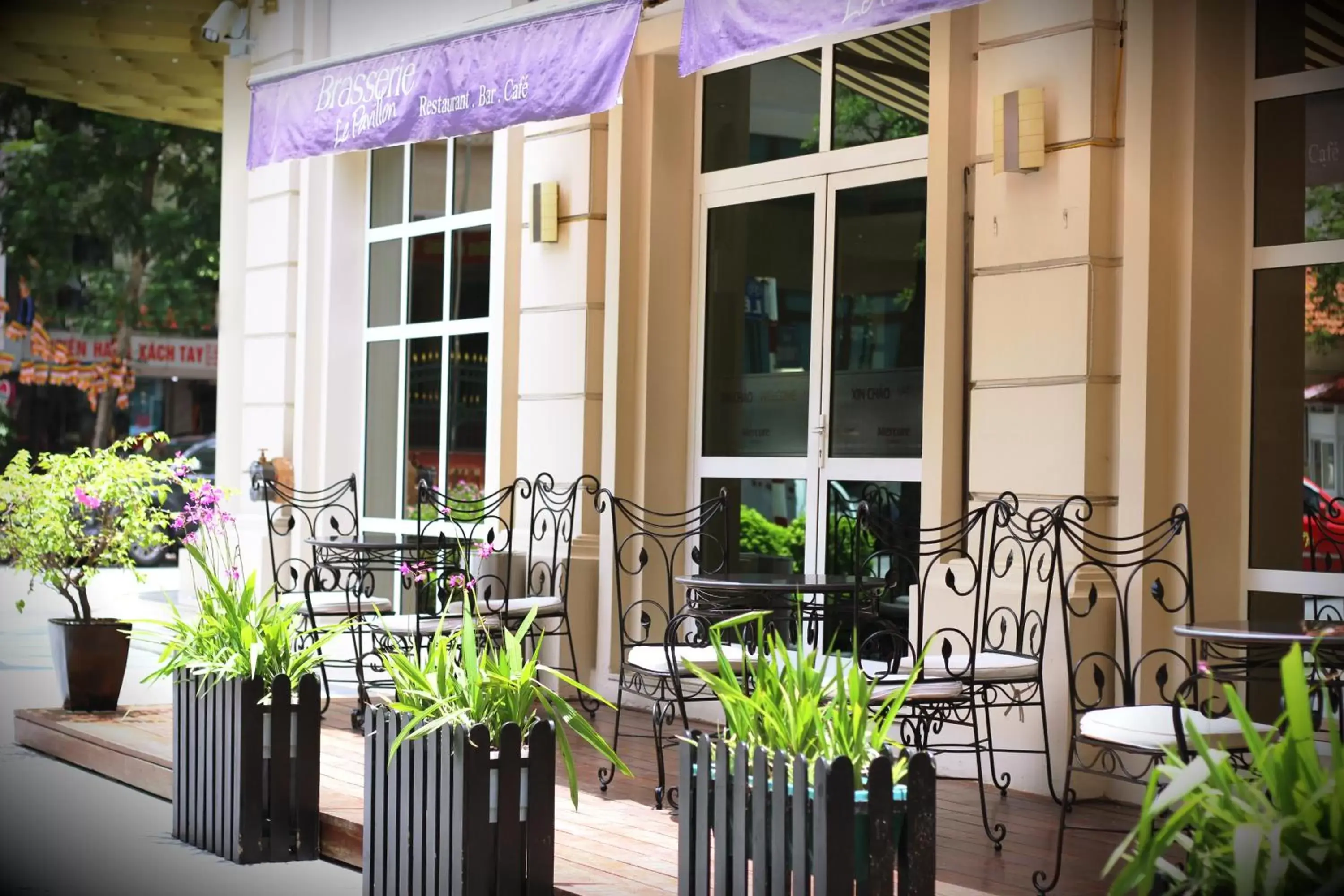 Patio, Restaurant/Places to Eat in Mercure Hanoi La Gare Hotel