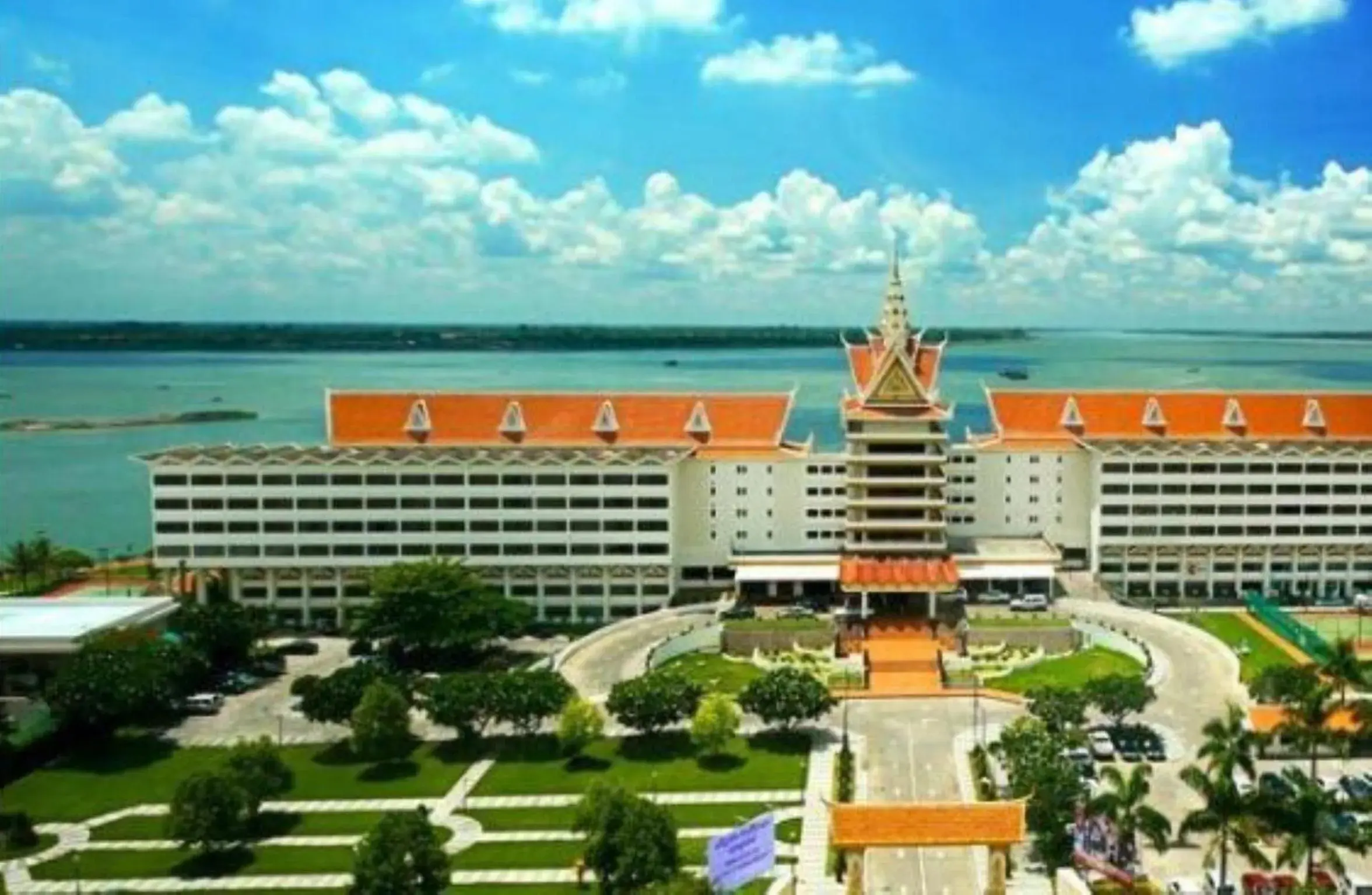 Facade/entrance in Hotel Cambodiana