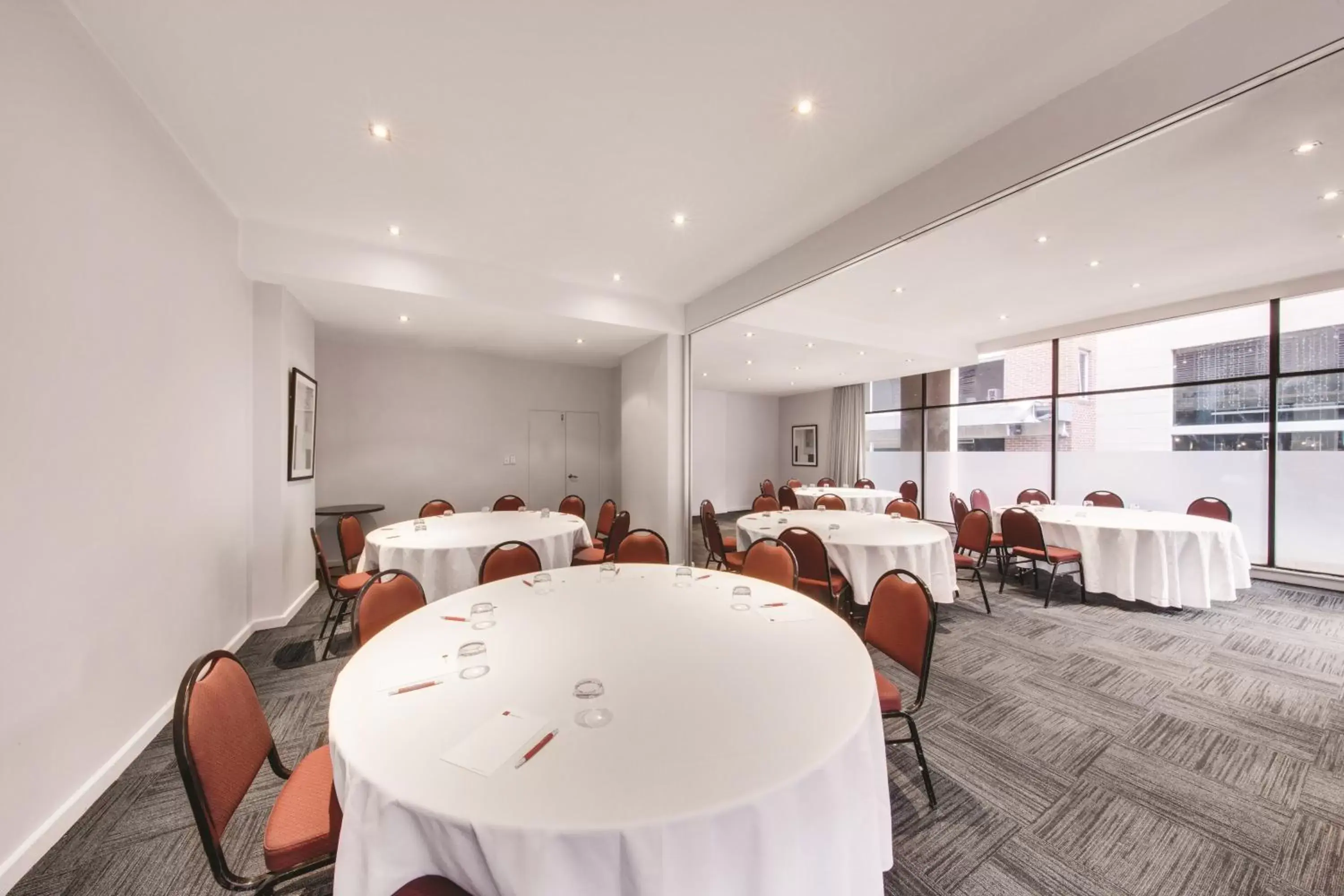 Meeting/conference room, Restaurant/Places to Eat in Central Studio Hotel Sydney