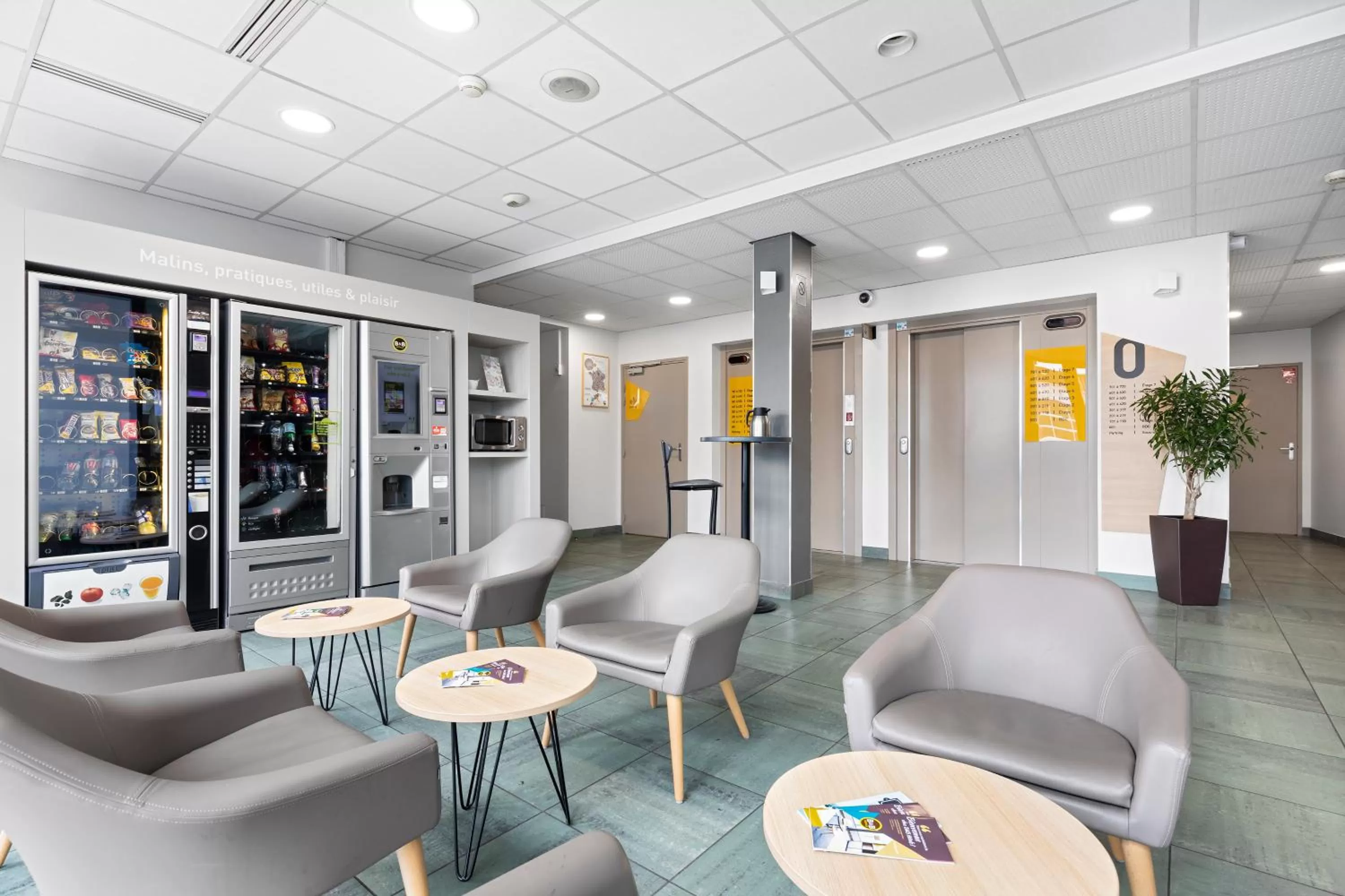 Lobby or reception in B&B HOTEL Lyon Vénissieux