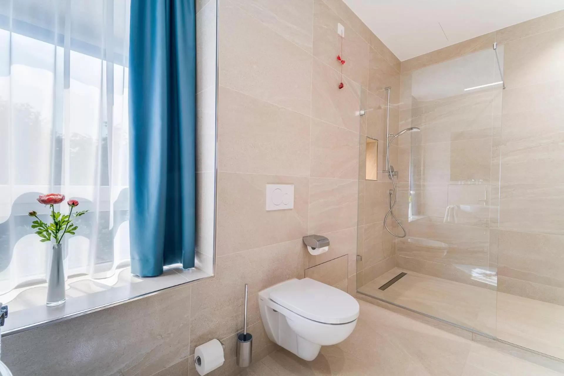 Shower in Hotel-Etage Apfelrot managed by Hotel Apfelbaum