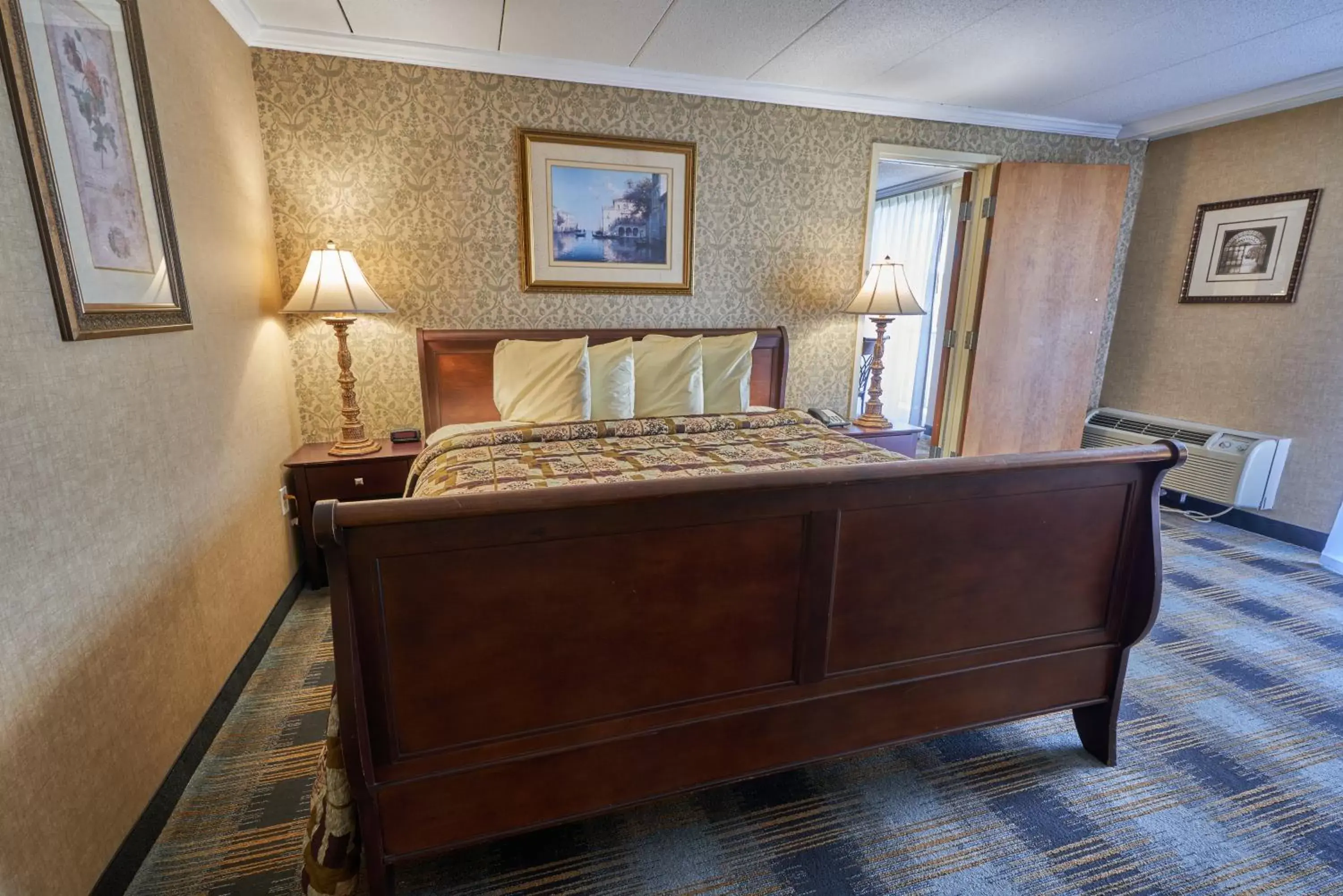 Bed in Riverview Inn & Suites