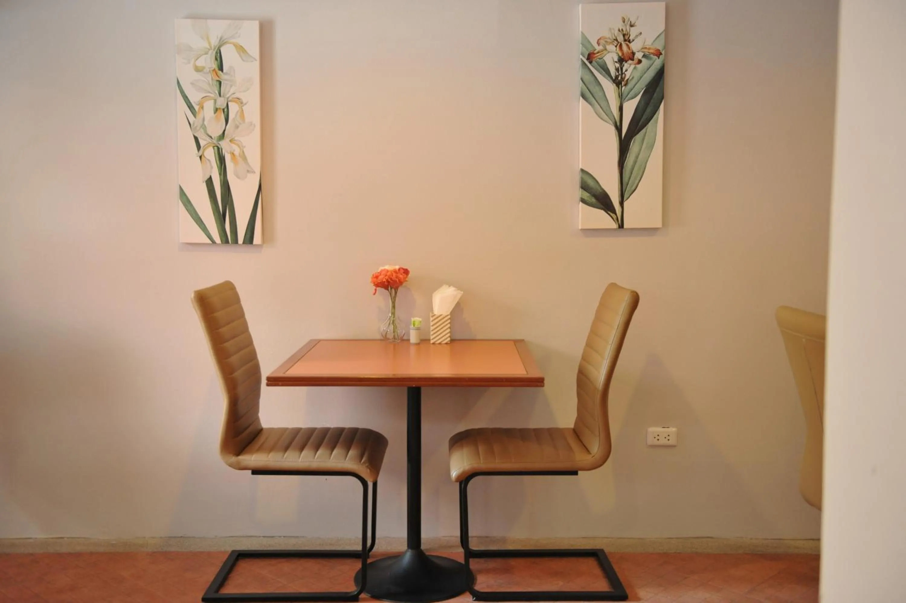 Restaurant/places to eat in Drop Inn Bangkok