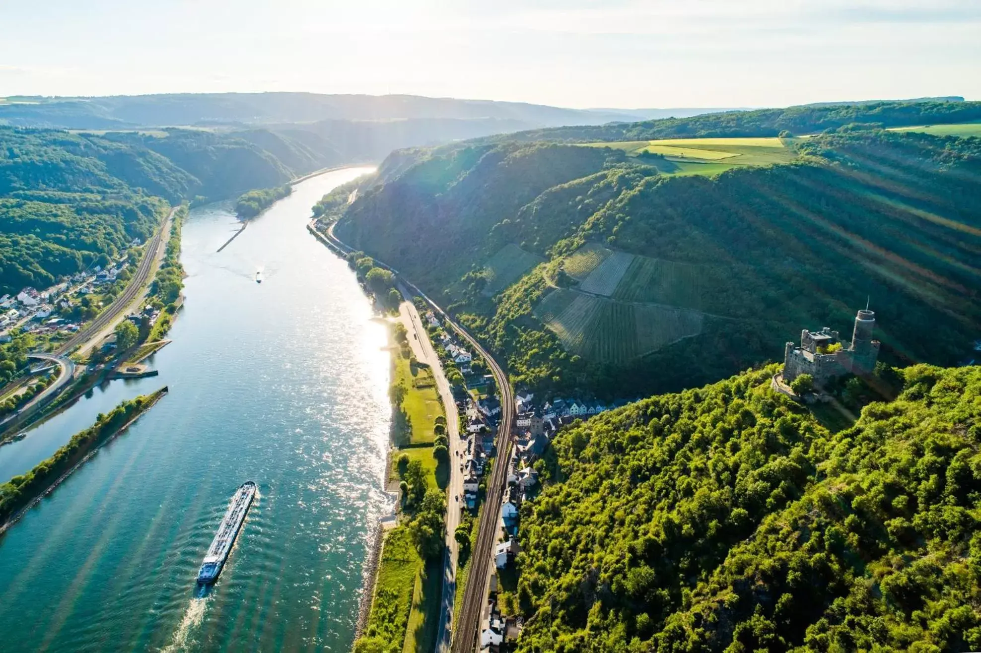 Bird's-eye View in Breuer's Rüdesheimer Schloss