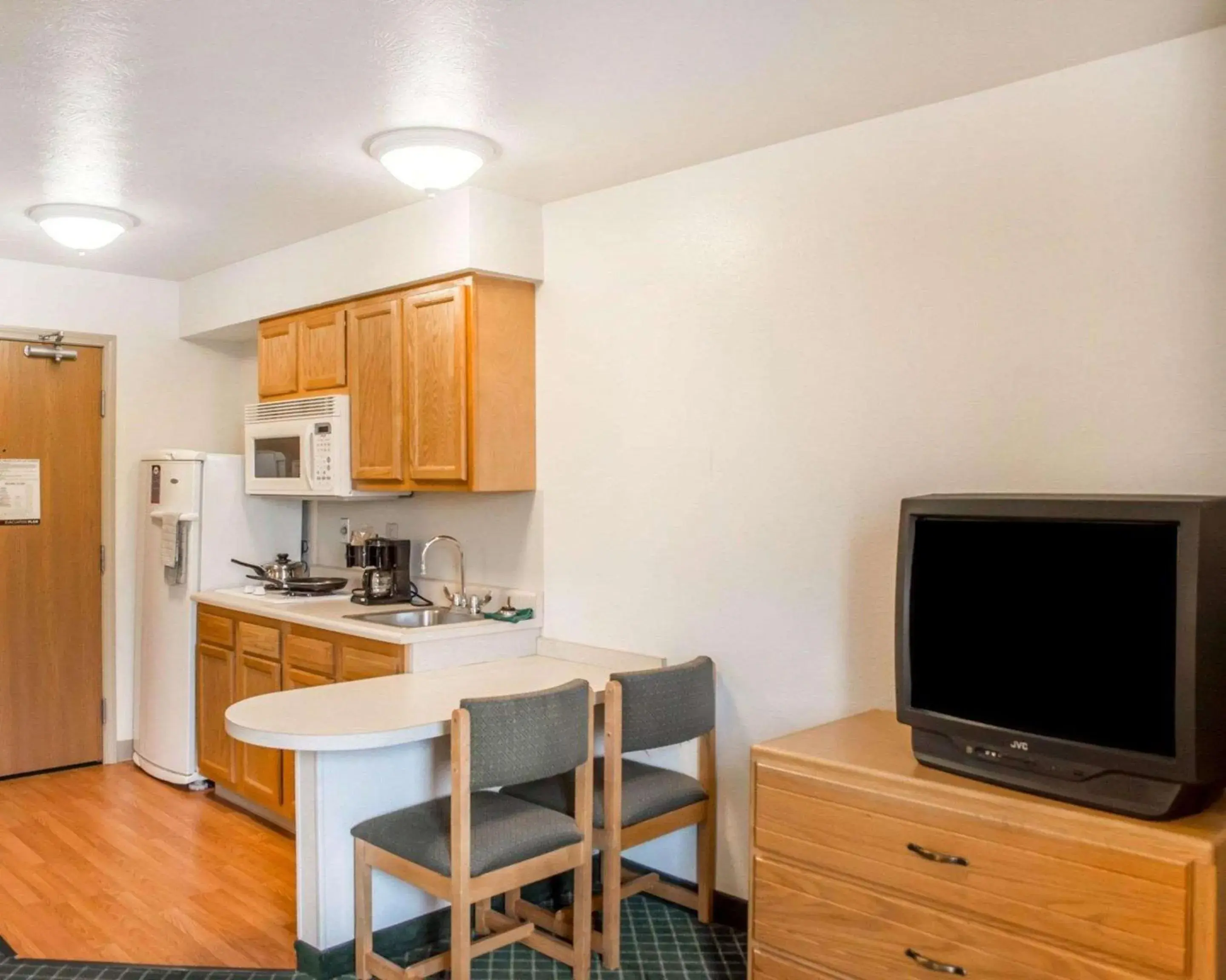 Photo of the whole room, Kitchen/Kitchenette in Suburban Studios Dayton-WP AFB