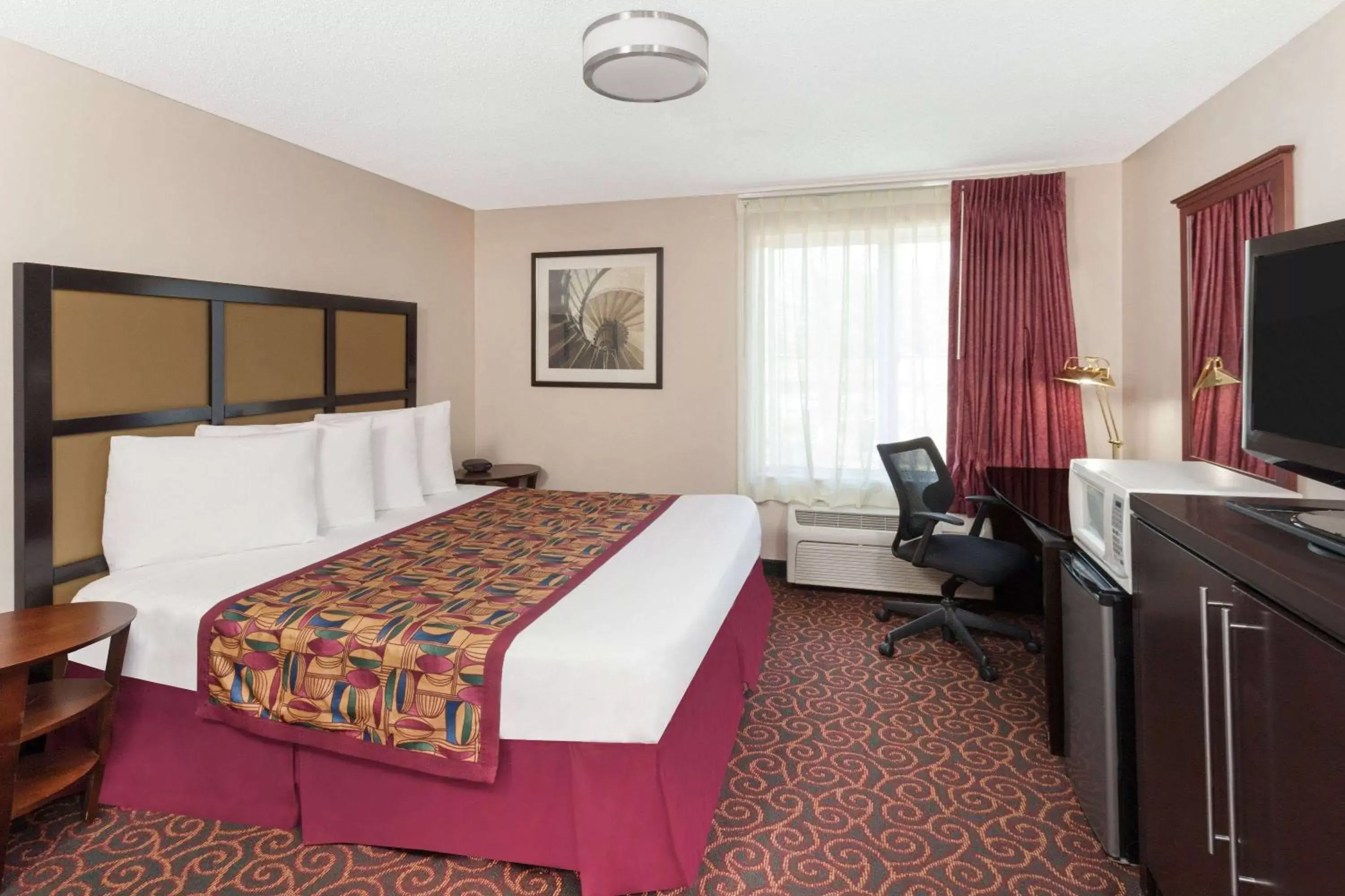 Photo of the whole room, Bed in Baymont by Wyndham Chicago/Calumet City