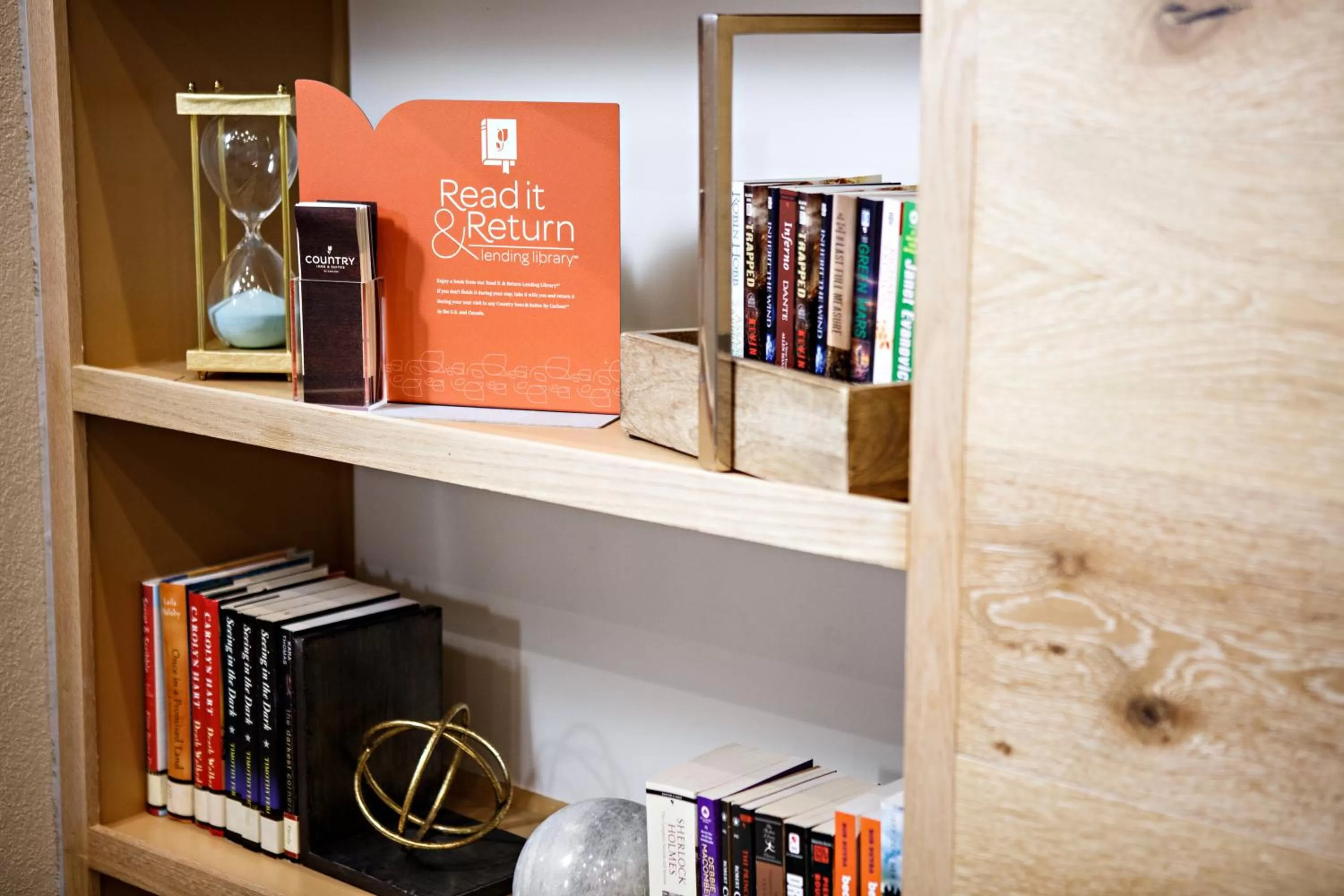 Library in Country Inn & Suites by Radisson, Harrisburg West Mechanicsburg