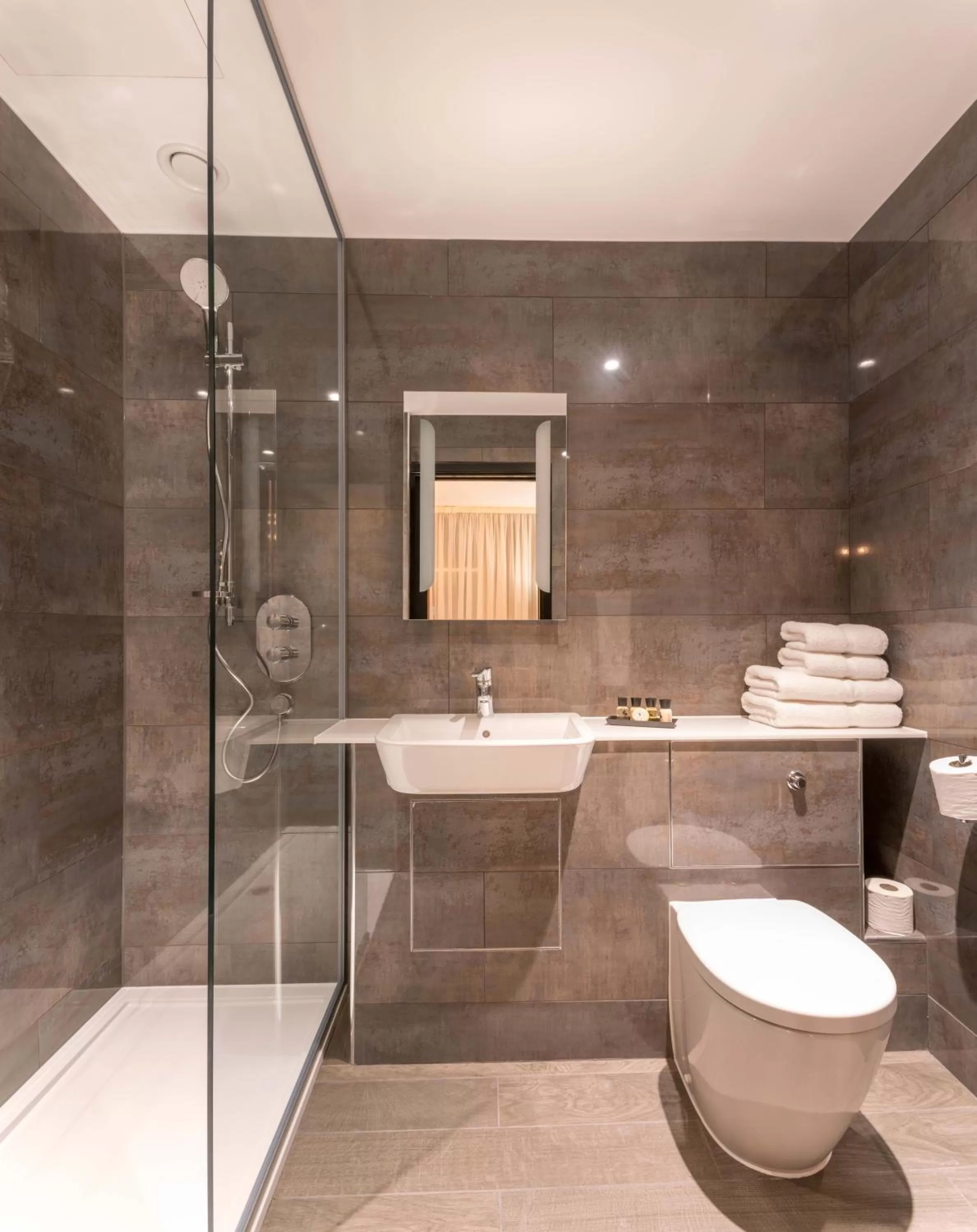 Shower in Camden Enterprise Hotel