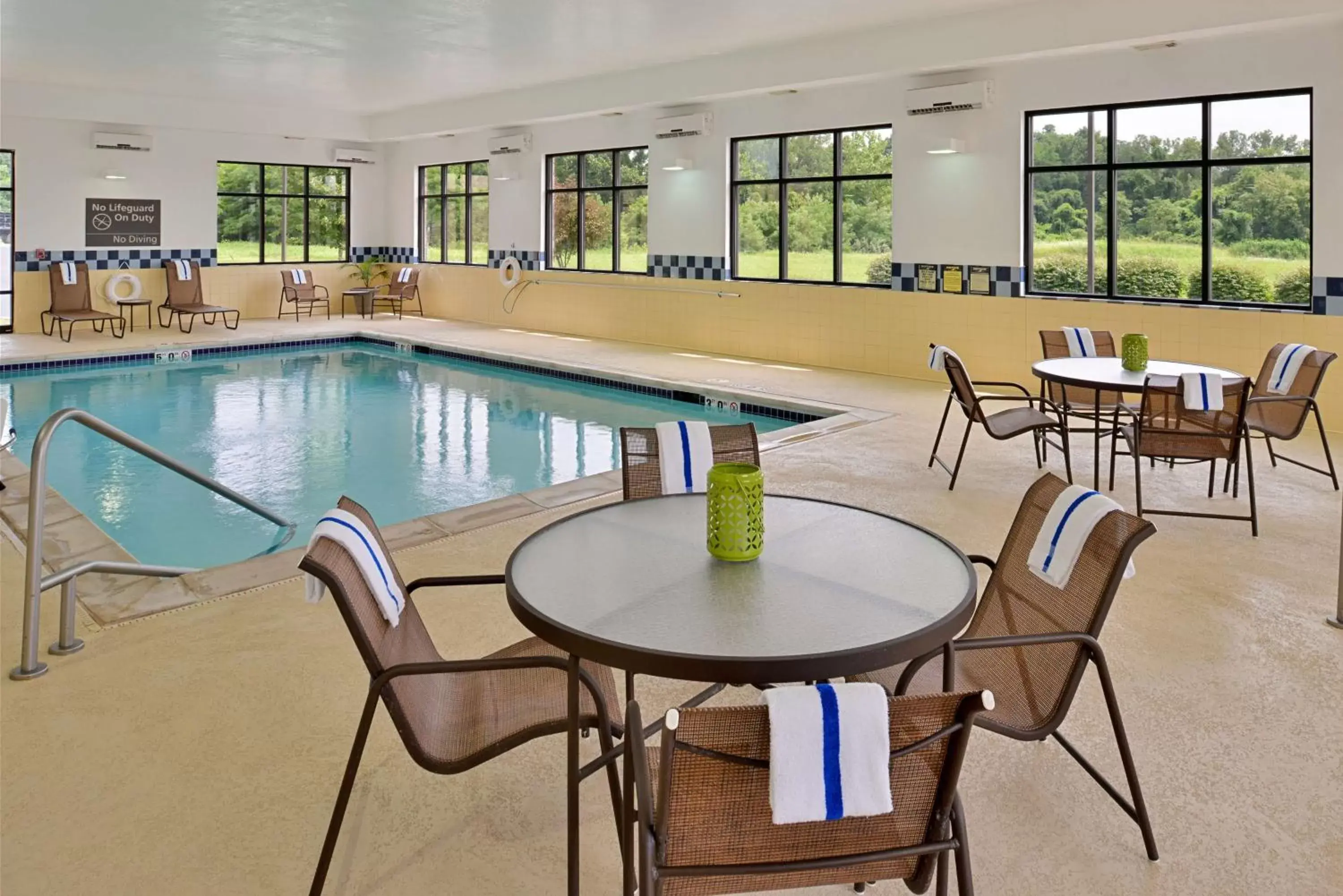 Pool view, Swimming Pool in Hampton Inn & Suites St. Louis - Edwardsville