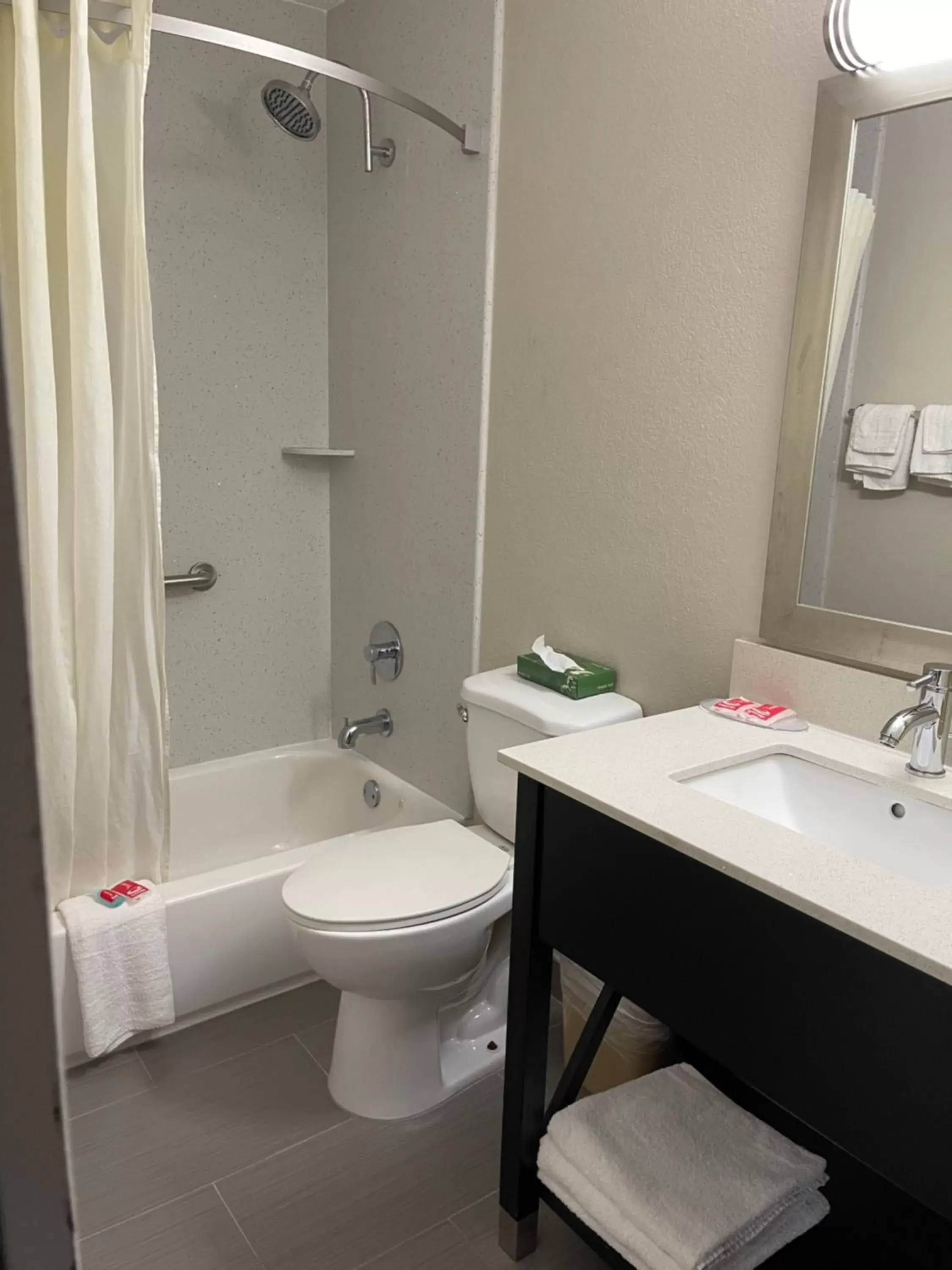 King Room - Smoking in Econo Lodge Cartersville-Emerson Lake Point King Room - Smoking in Econo Lodge Cartersville-Emerson Lake Point