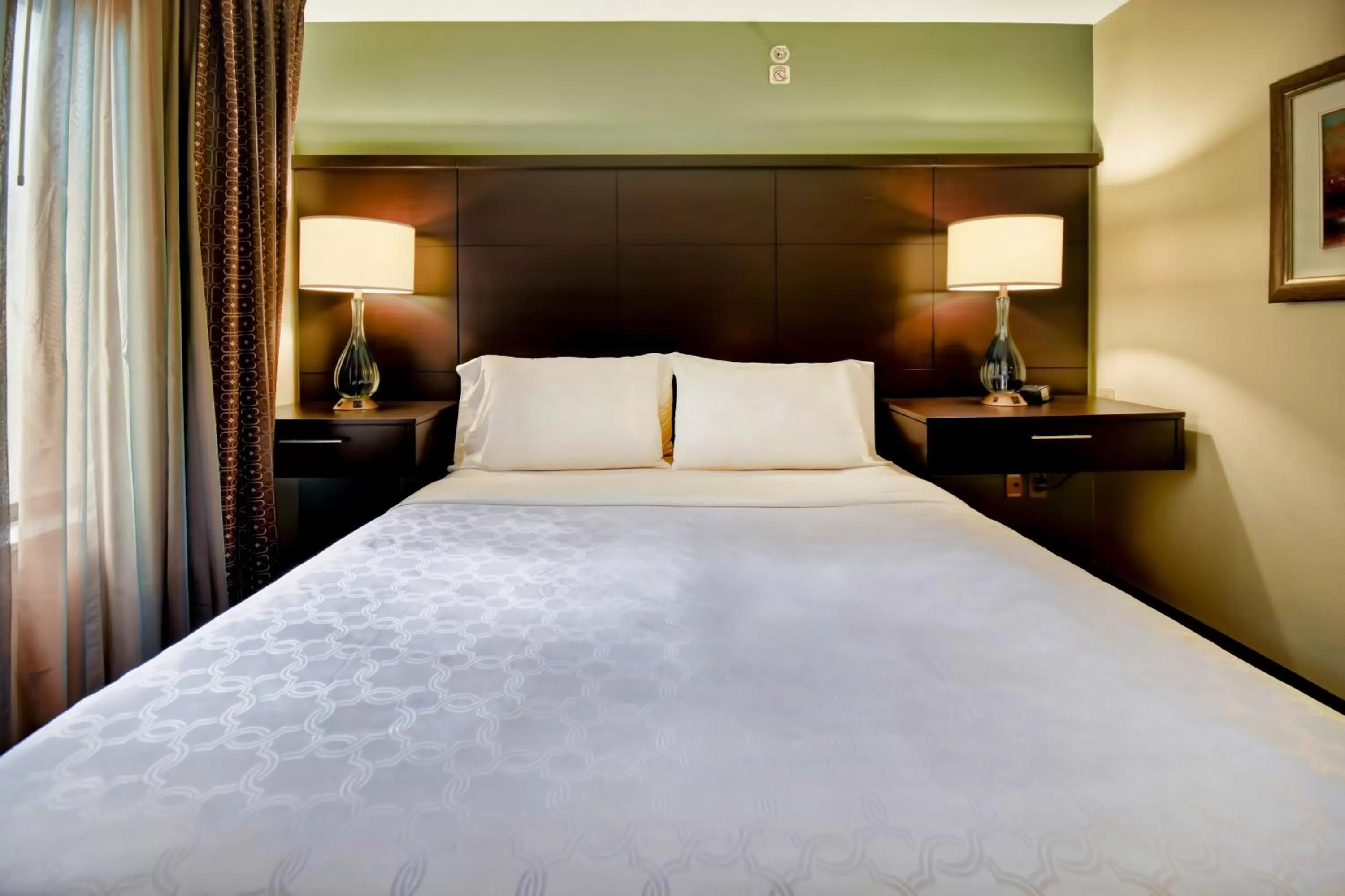 Photo of the whole room, Bed in Staybridge Suites Middleton/Madison-West by IHG