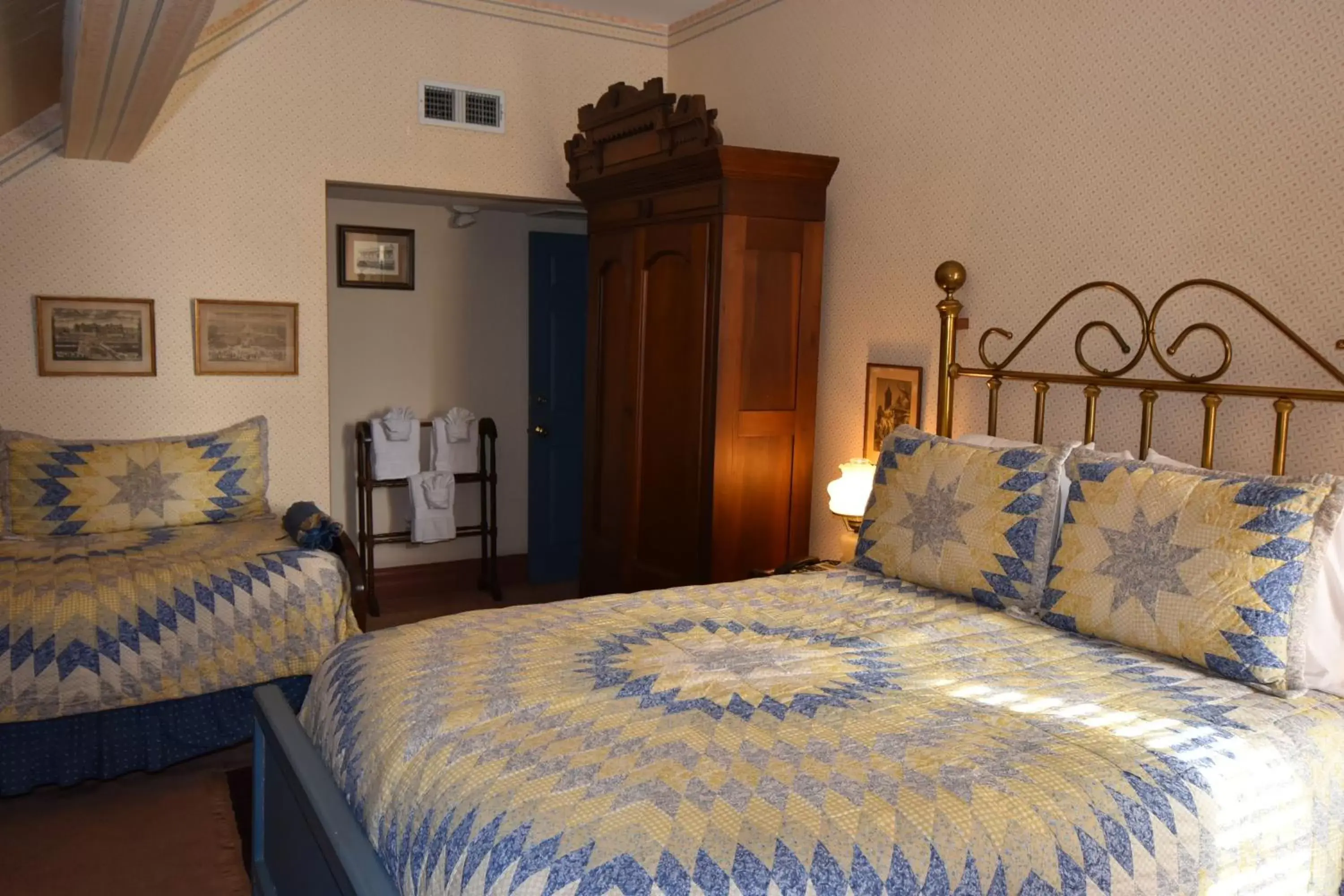 Day, Bed in Corners Mansion Inn - A Bed and Breakfast