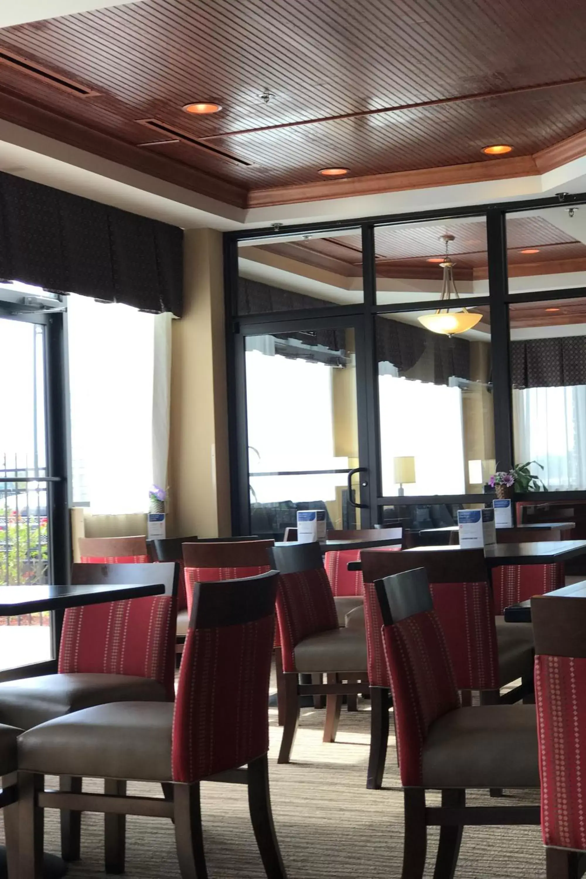 Seating area, Restaurant/Places to Eat in Comfort Suites Augusta Riverwatch