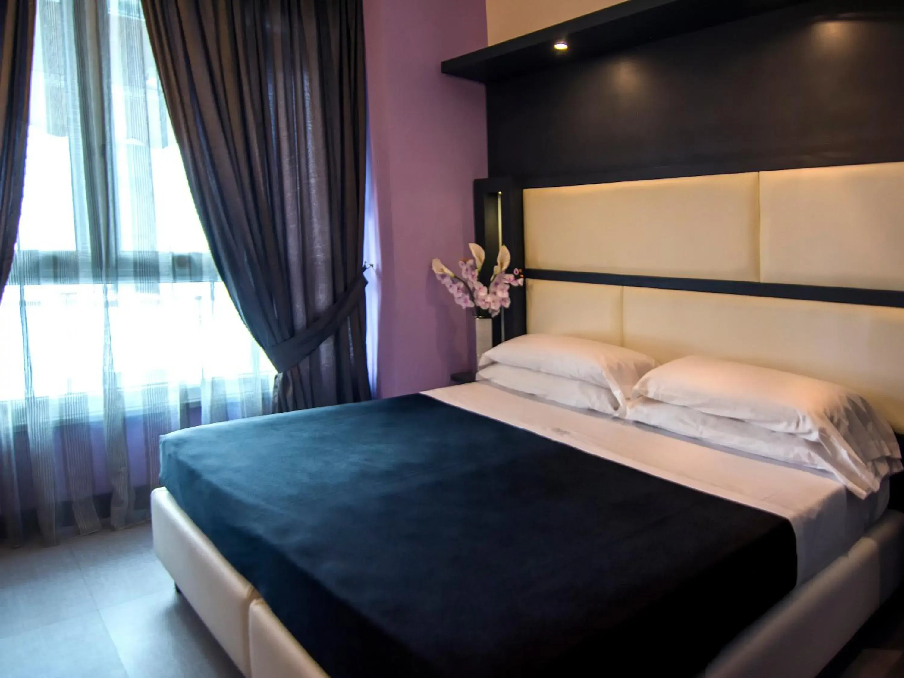 Bedroom, Bed in Golden Hotel