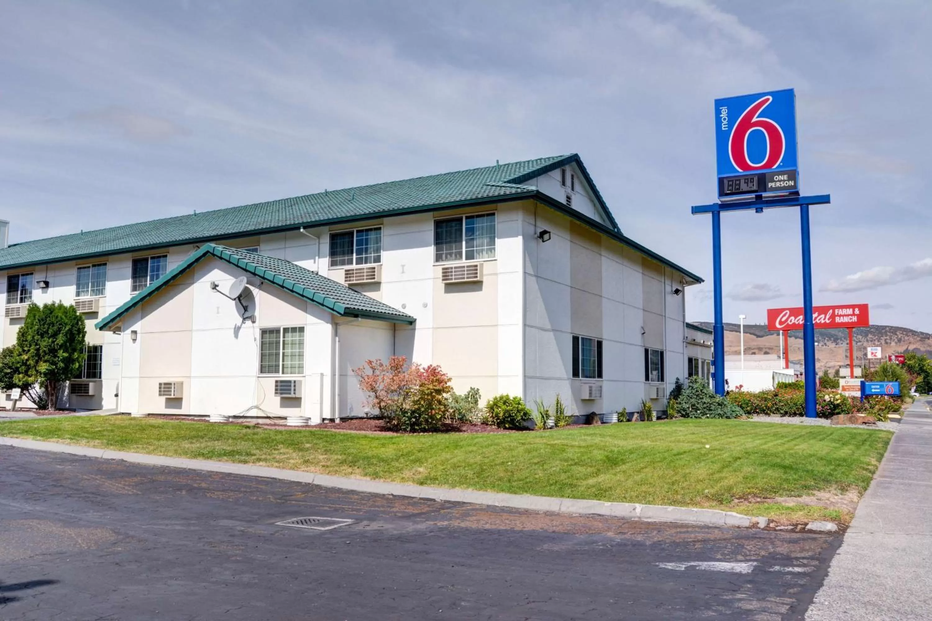 Property building in Motel 6-The Dalles, OR