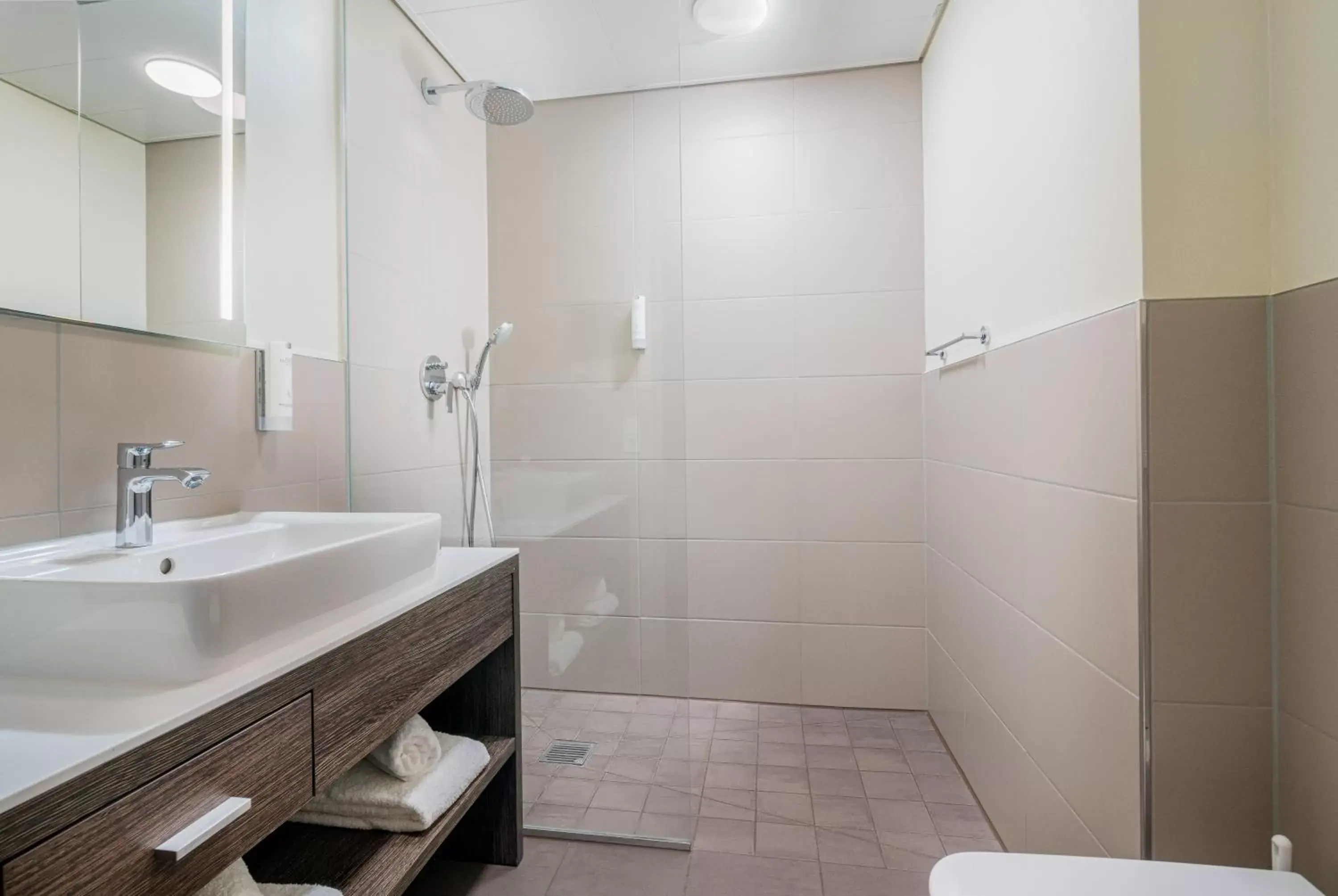 Bathroom in Best Western Hotel Airport Frankfurt