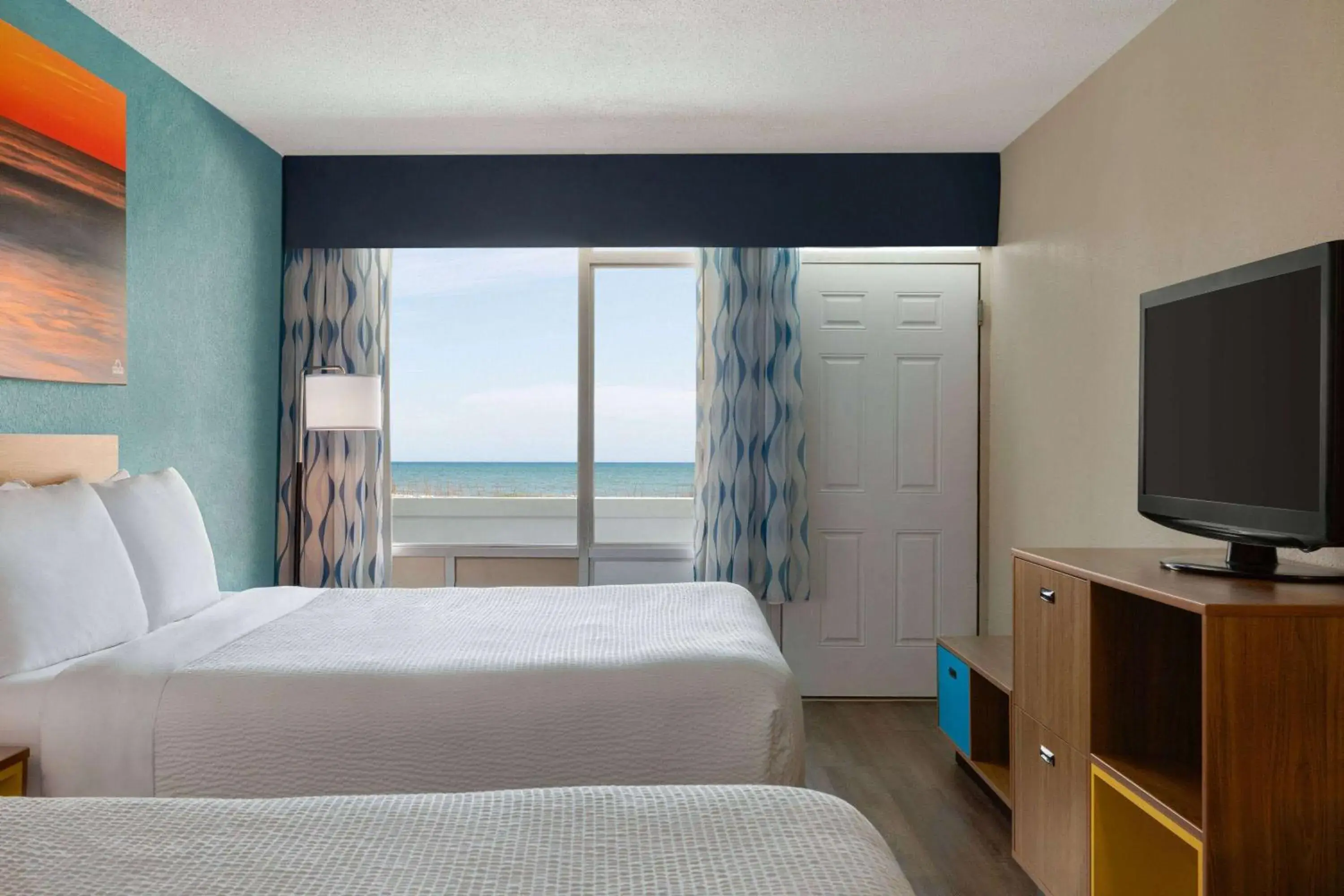 Photo of the whole room, Bed in Days Inn by Wyndham Myrtle Beach-Beach Front Photo of the whole room, Bed in Days Inn by Wyndham Myrtle Beach-Beach Front