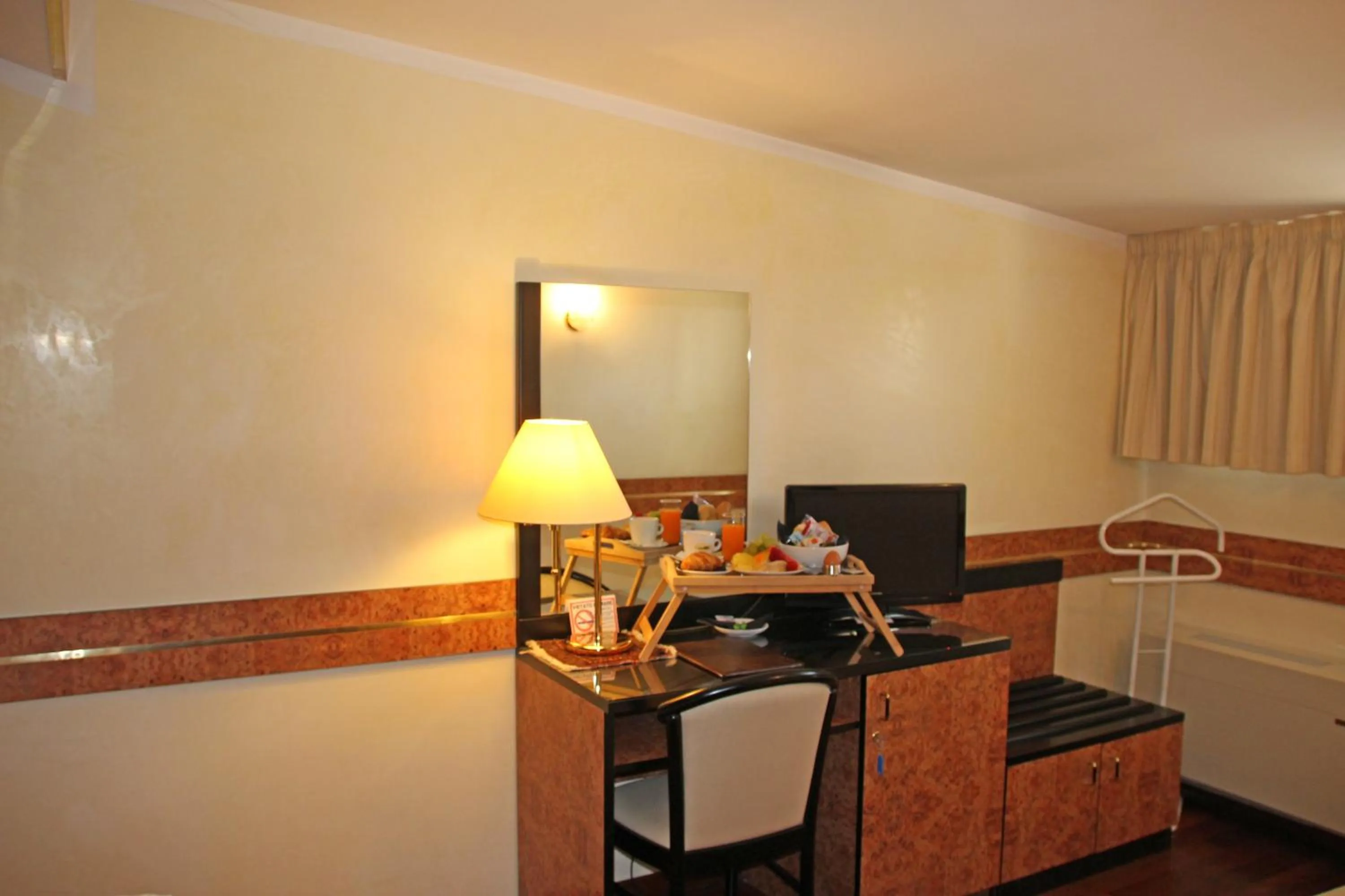 Seating area, Bed in Park Hotel Villa Leon d'Oro